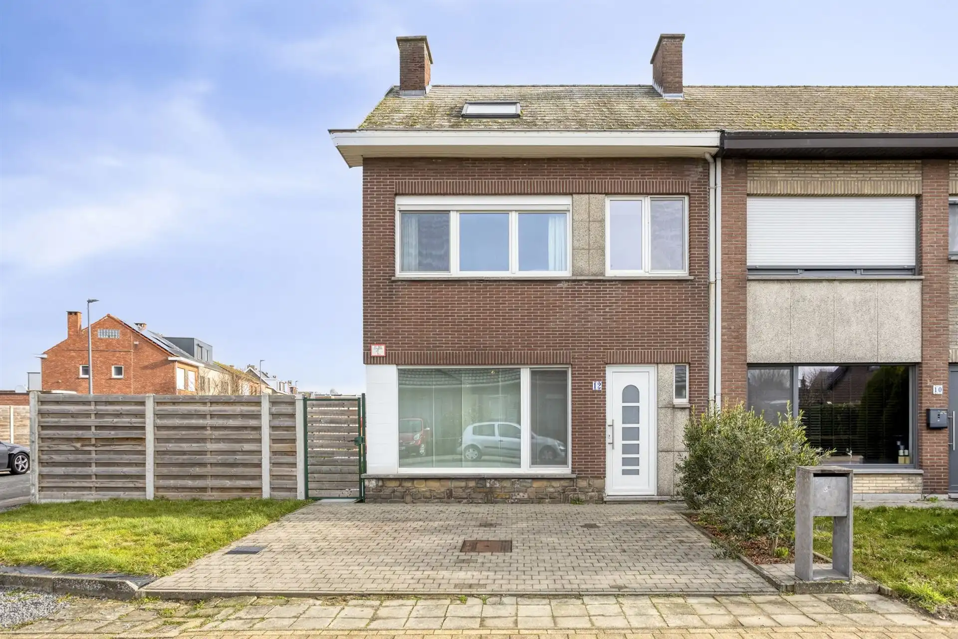 Halfopen bebouwing met 2 (mog. 3) slaapkamers en garage.  foto {{pictureIndex}}