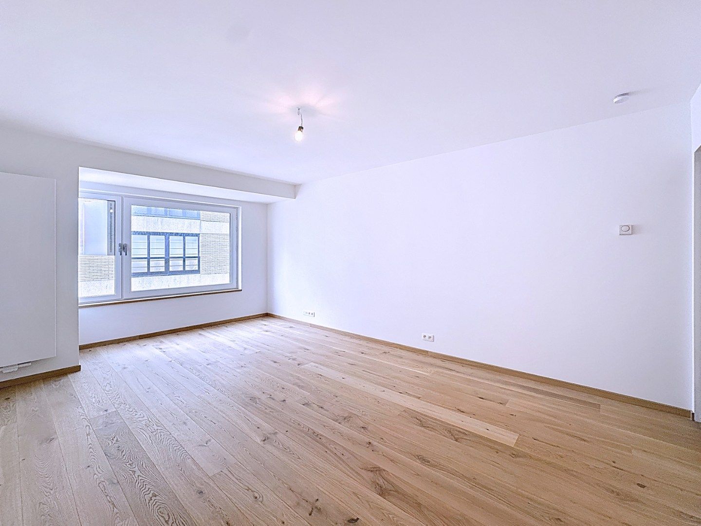 Volledig gerenoveerd appartement met 2 slaapkamers foto {{pictureIndex}}
