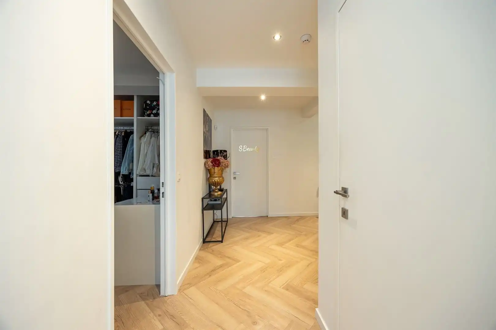 Ruim opbrengsteigendom met lift, garage en verhuurde handelsruimte foto 22