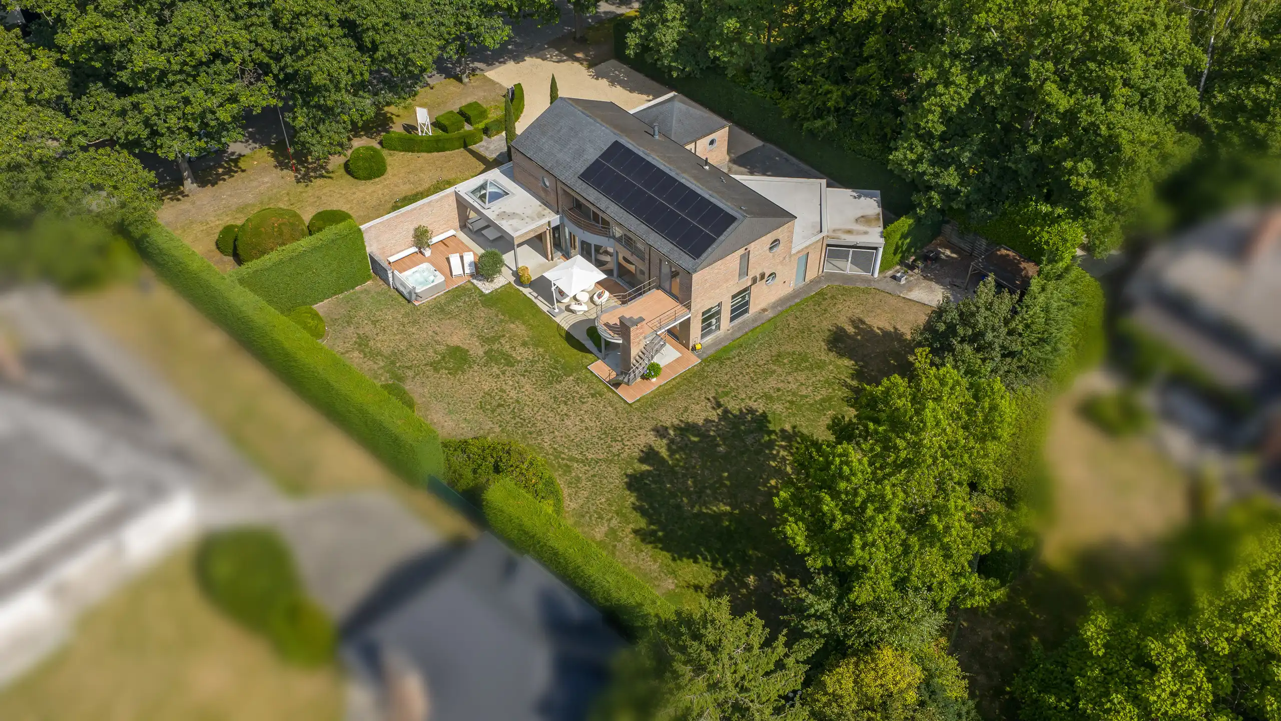 VILLA MET APARTE PRAKTIJK OF APART KANTOOR AAN HUIS (vrij beroep mogelijk!)  foto {{pictureIndex}}