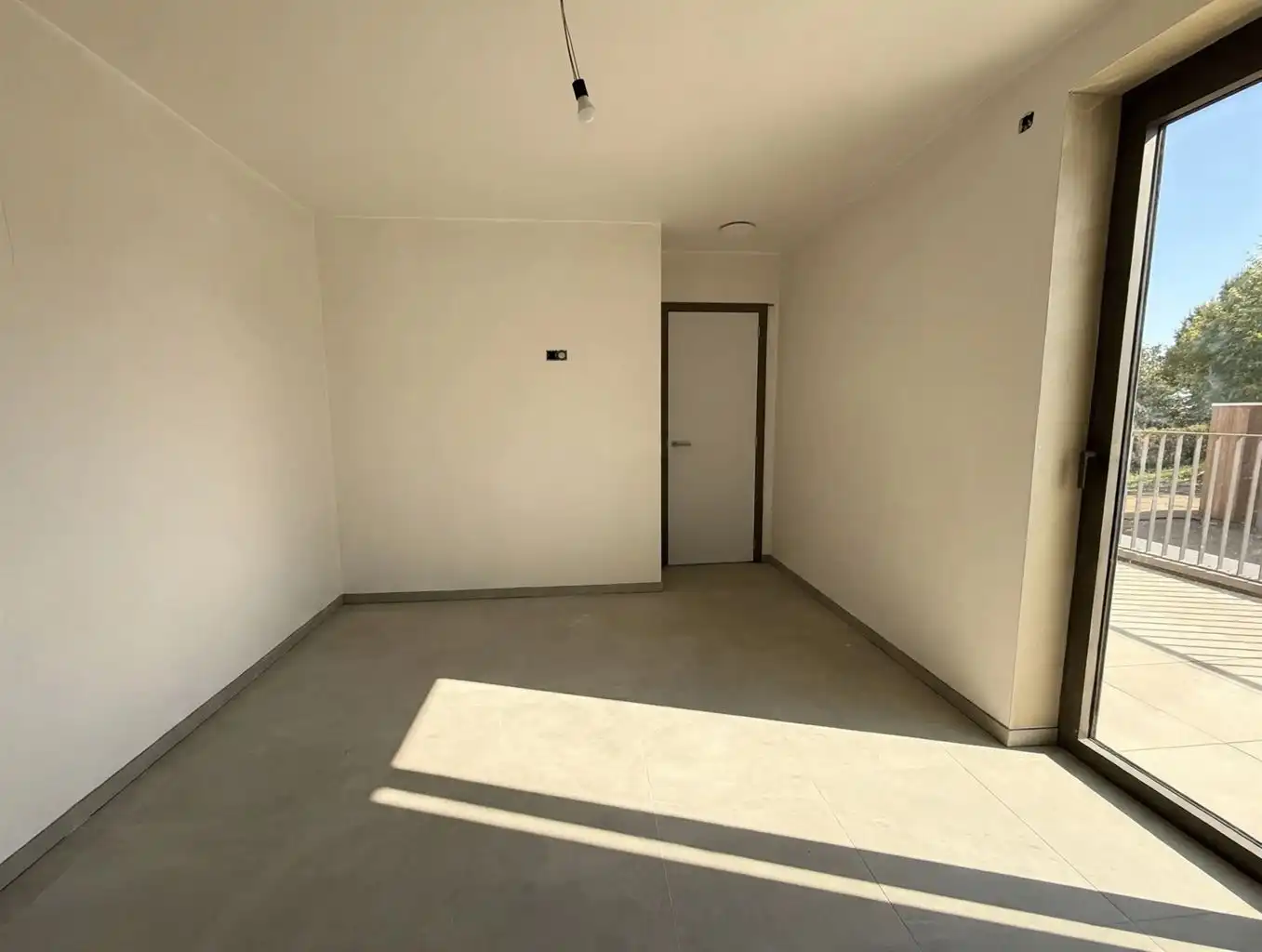 Gelijkvloers, energiezuinig BEN-appartement met 1 slaapkamer, ruim zuidgericht terras, private tuin en ondergrondse autostaanplaats in hartje Maaseik. foto 9
