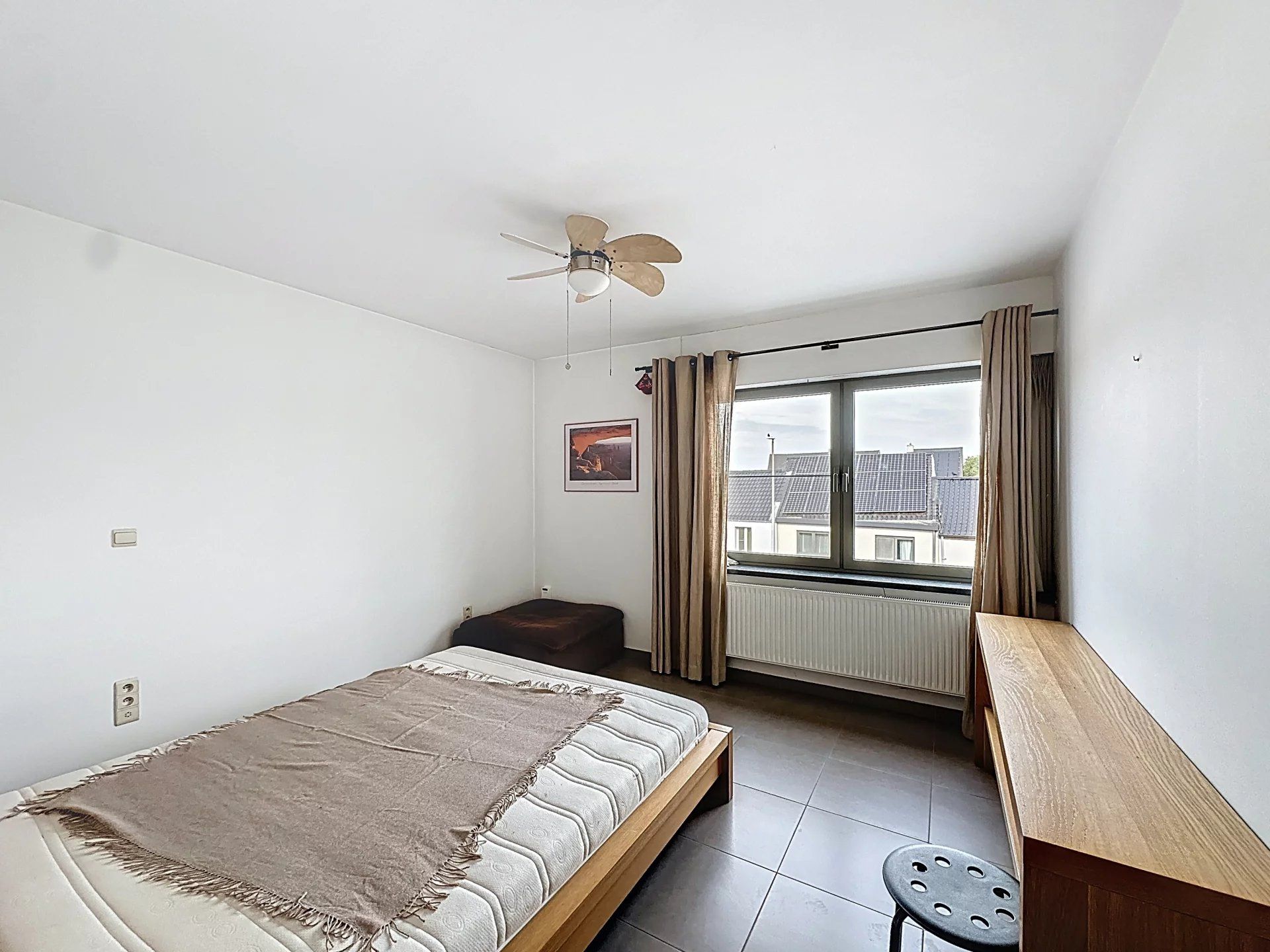 Ruim appartement met 2 slaapkamers, terras en overdekte staanplaats. foto 7