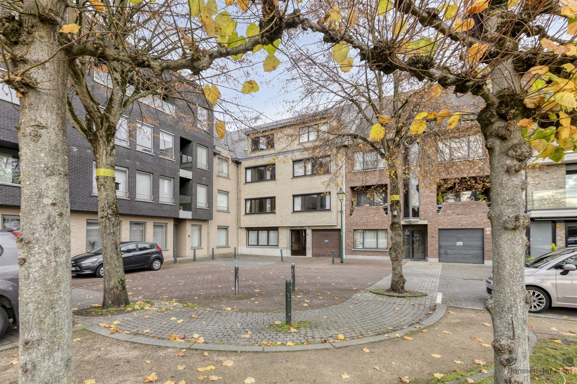 Lichtrijk 2-slaapkamerappartement met garagebox in het hart van Leopoldsburg! foto {{pictureIndex}}