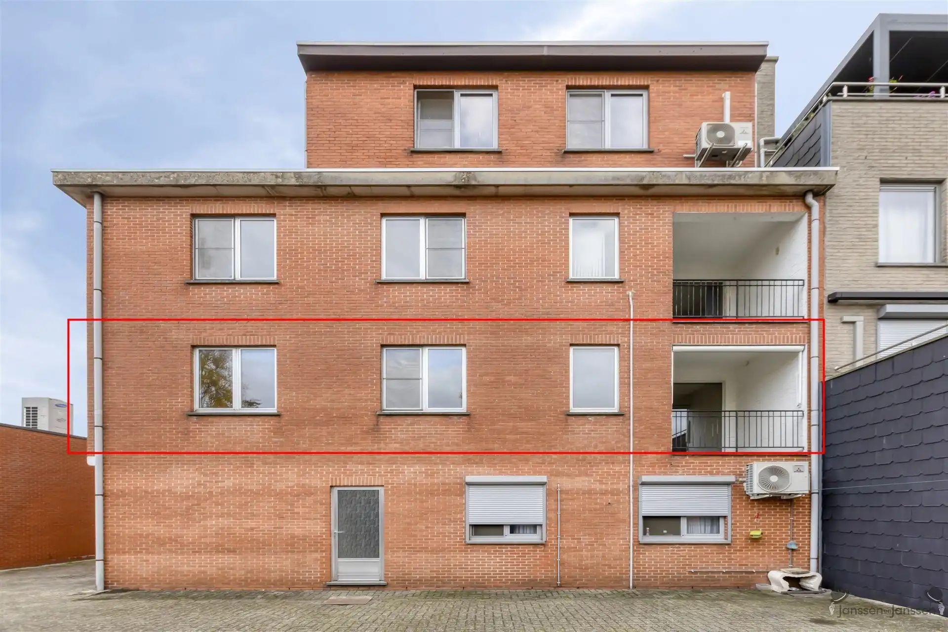 Lichtrijk 2-slaapkamerappartement met garagebox in het hart van Leopoldsburg! foto {{pictureIndex}}