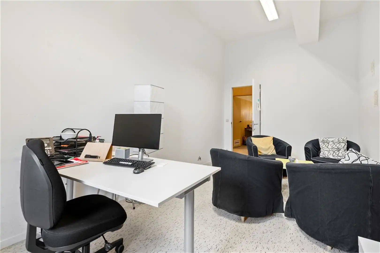 Gelijkvloers hoekkantoor te koop op topliggingop 't Zuid foto 5