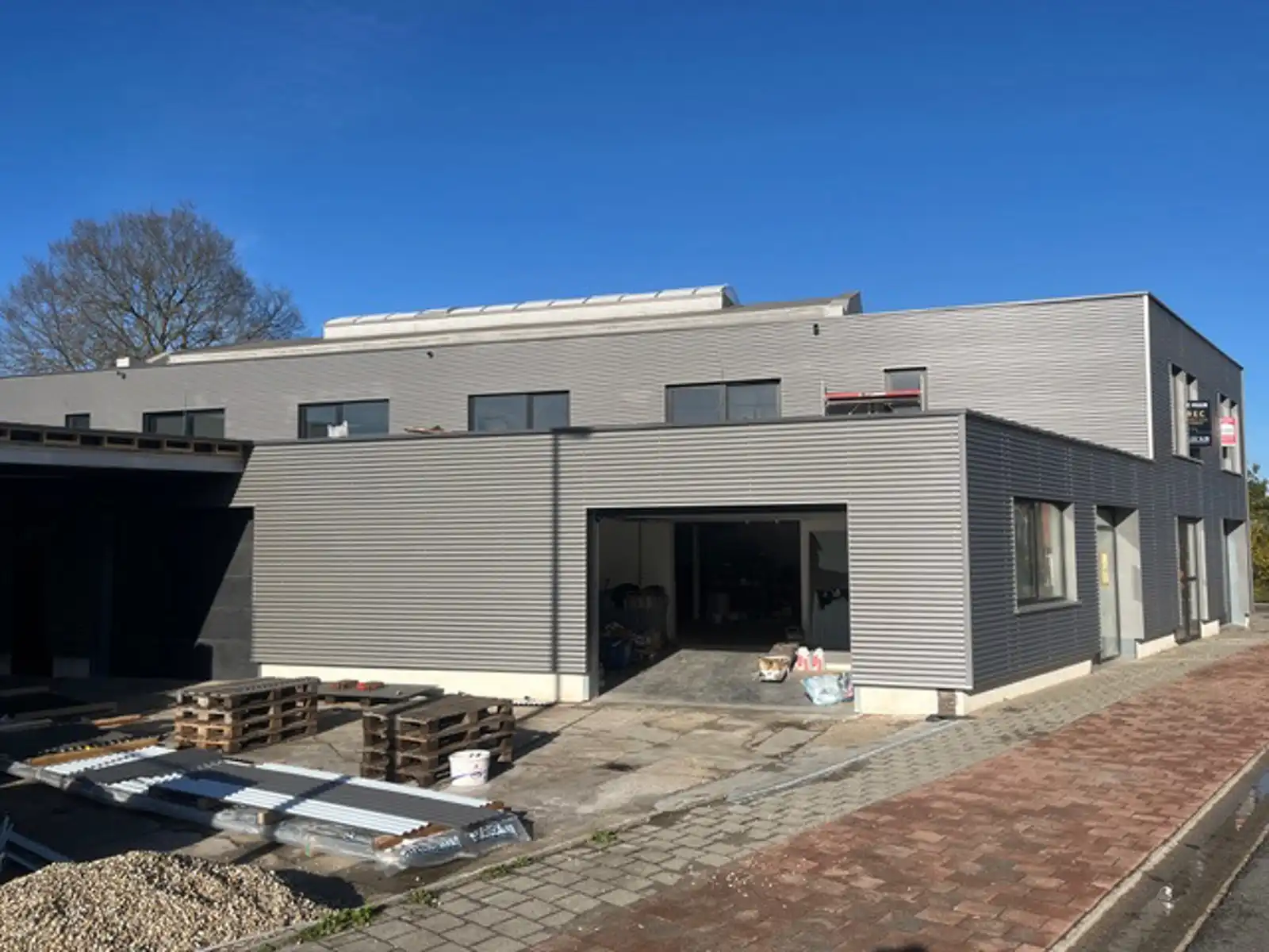 Ruimte voor ambacht en/of opslag met gezamenlijke serviceruimtes foto 3