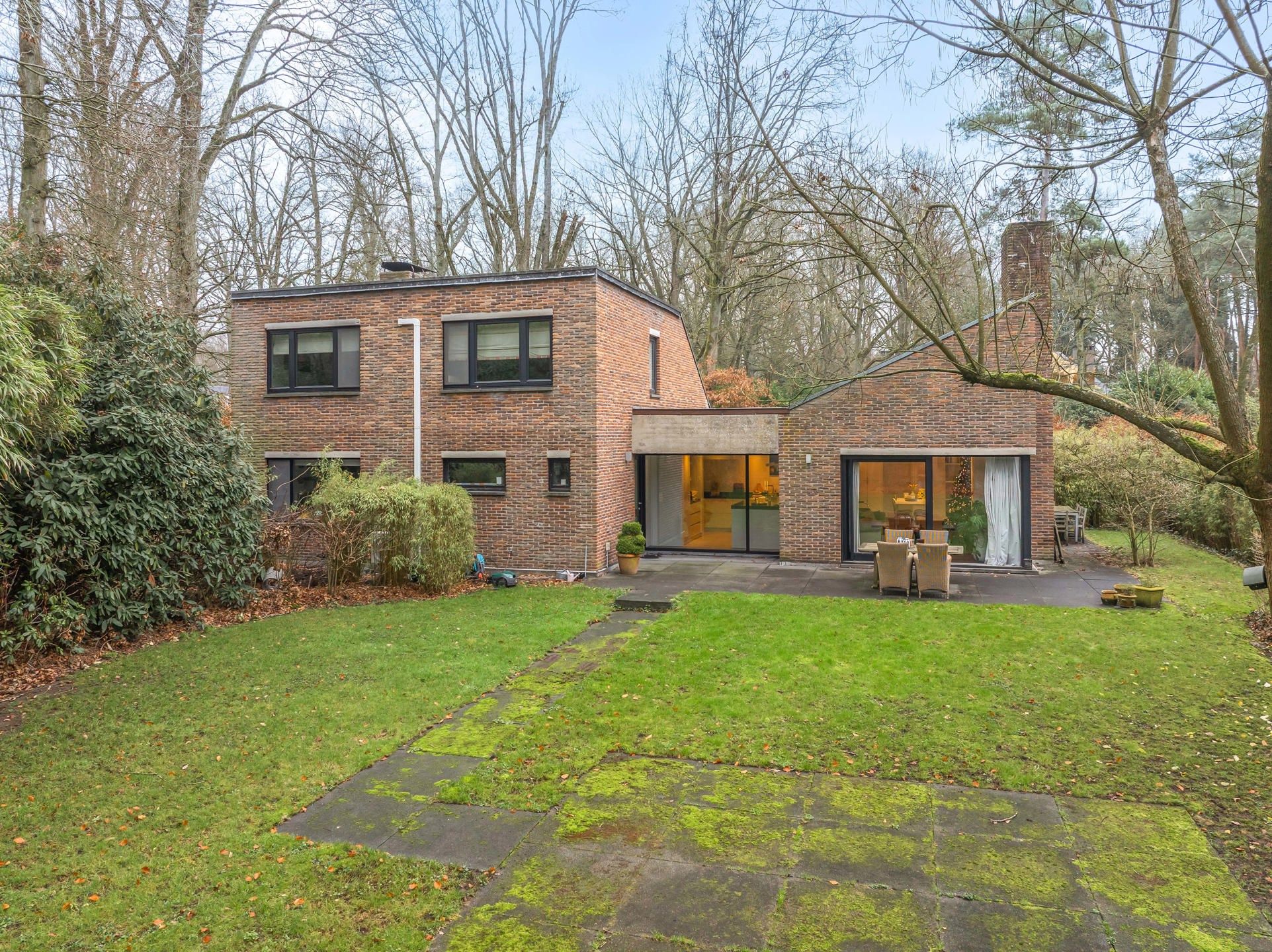 Karakterwoning met brutalistische gevel  in Hof ter Linden foto {{pictureIndex}}