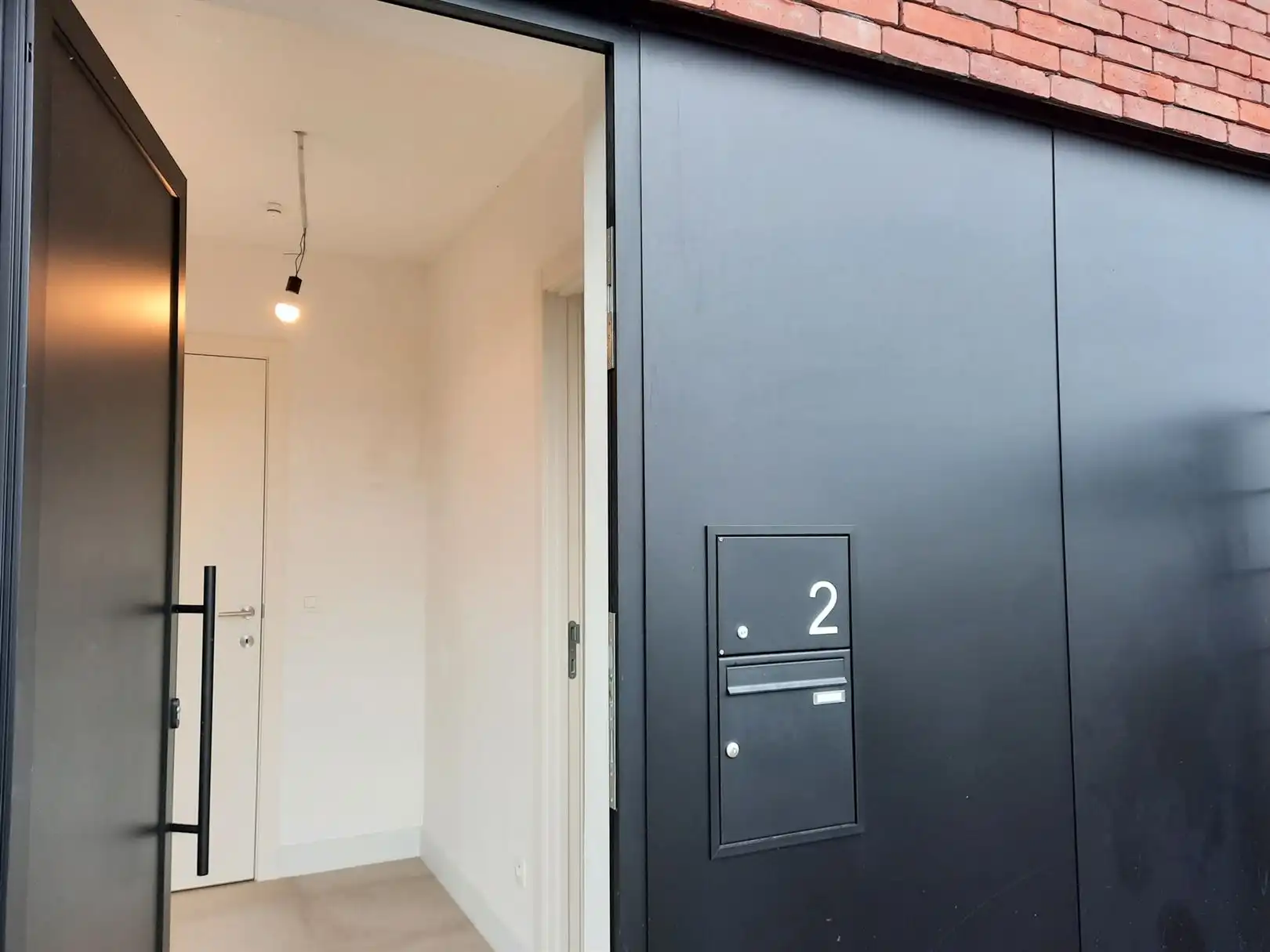Luxueuze nieuwbouw villa met grote tuin, 2 autostaanplaatsen en 12 zonnepanelen foto 2