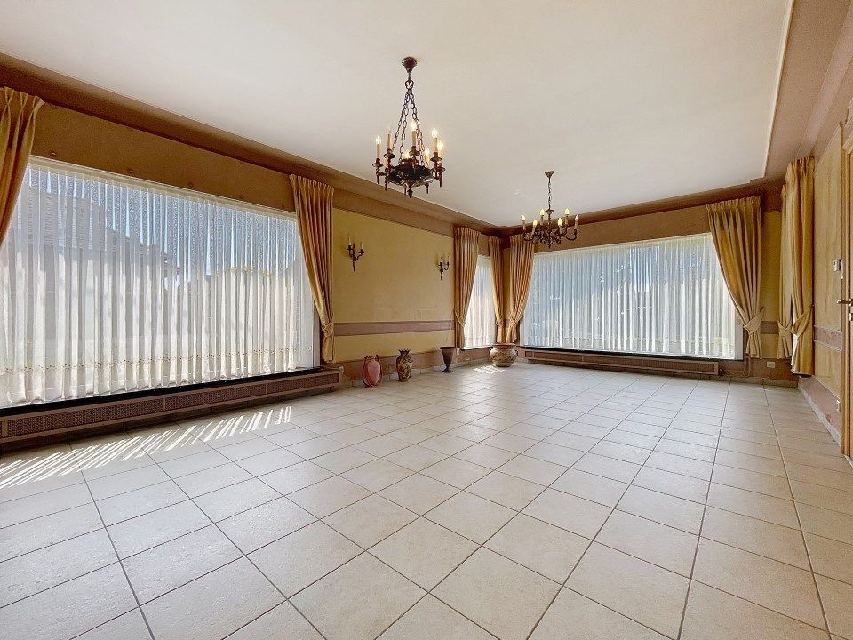 Prachtig gelegen, gelijkvloerse woning met 3 grote slaapkamers en garage op 1107m². foto 3