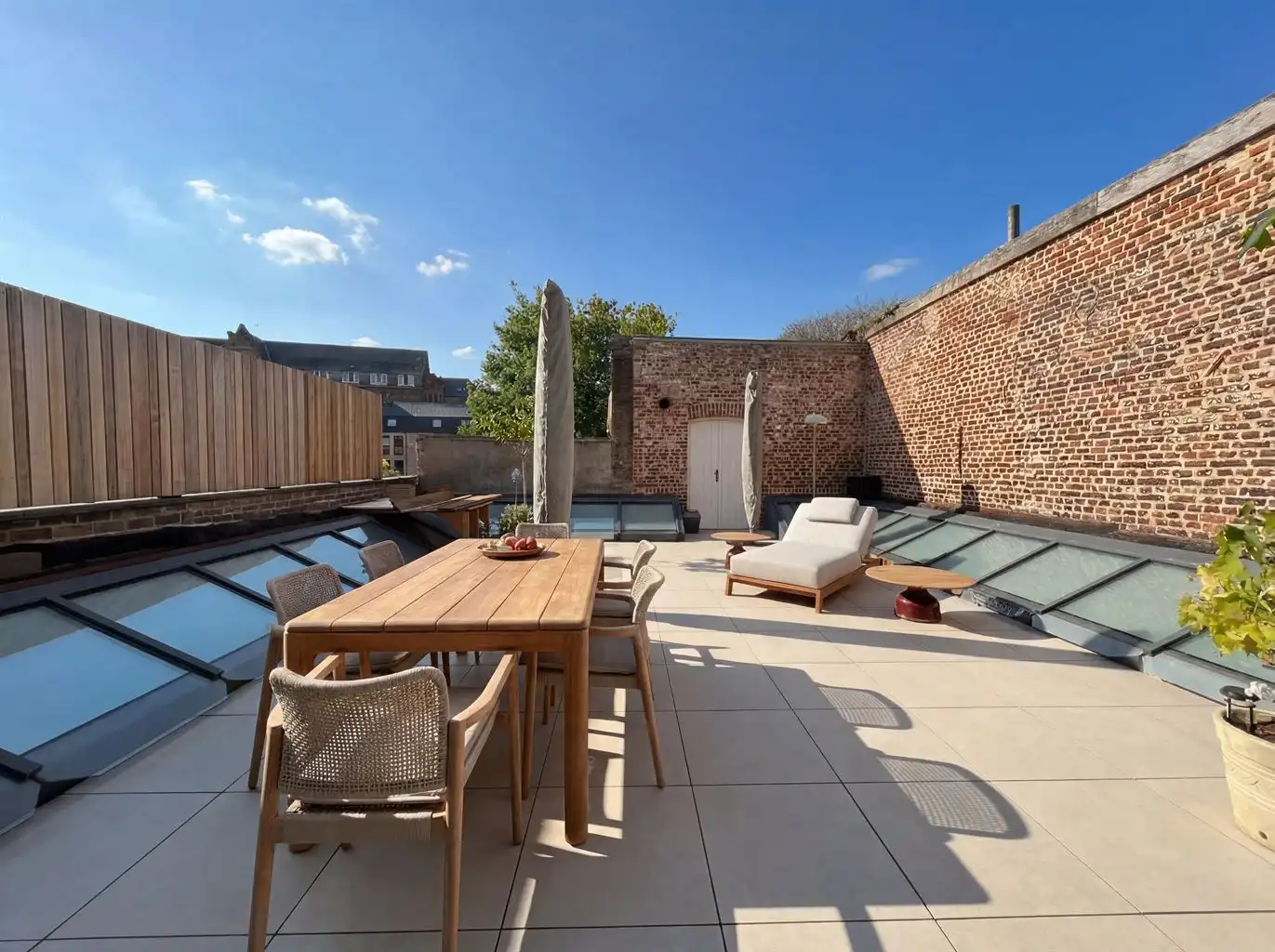 Gezellig, doch ruim appartement op de eerste verdieping met 2 slaapkamers, ruim terras en optioneel een staanplaats, gelegen in het centrum van Maaseik. foto 6