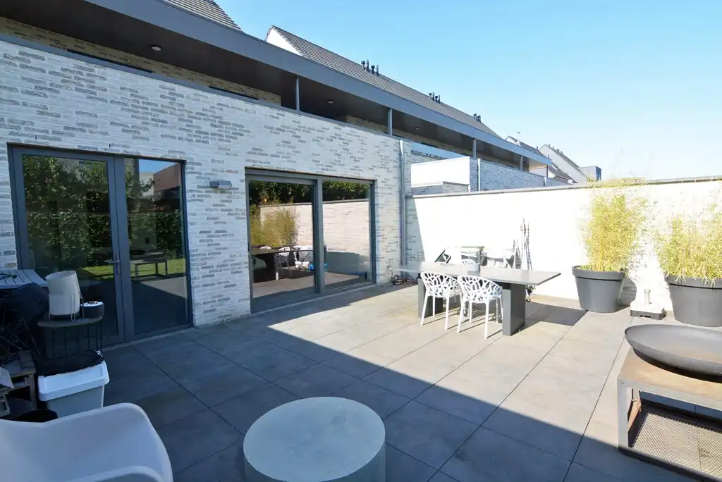 Gelijkvloers appartement met 2 slpk, ruim terras, tuin en 2 autostandplaatsen. foto 17