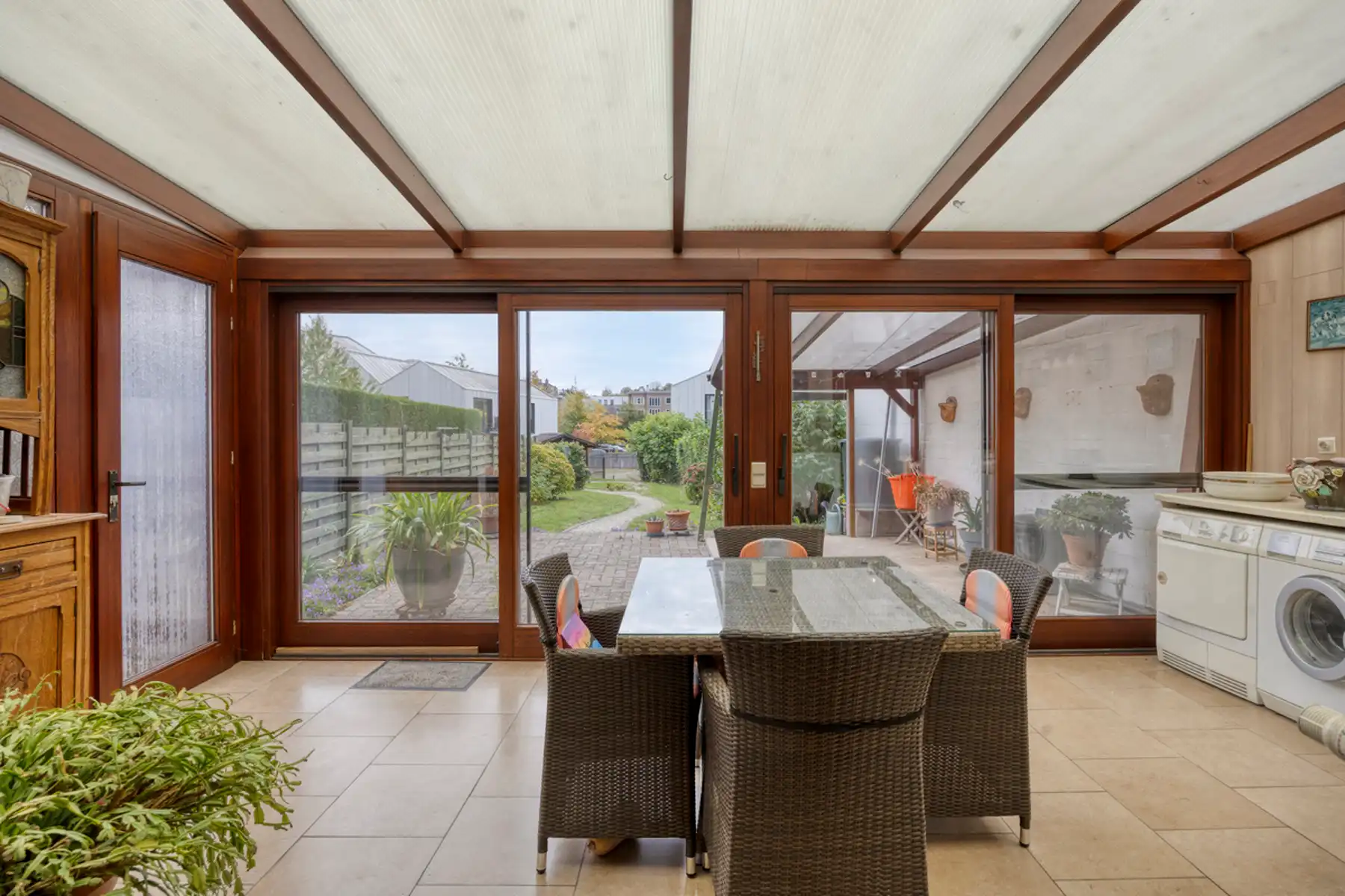 Appartementsgebouw met 5 app en achterliggende garages foto 4