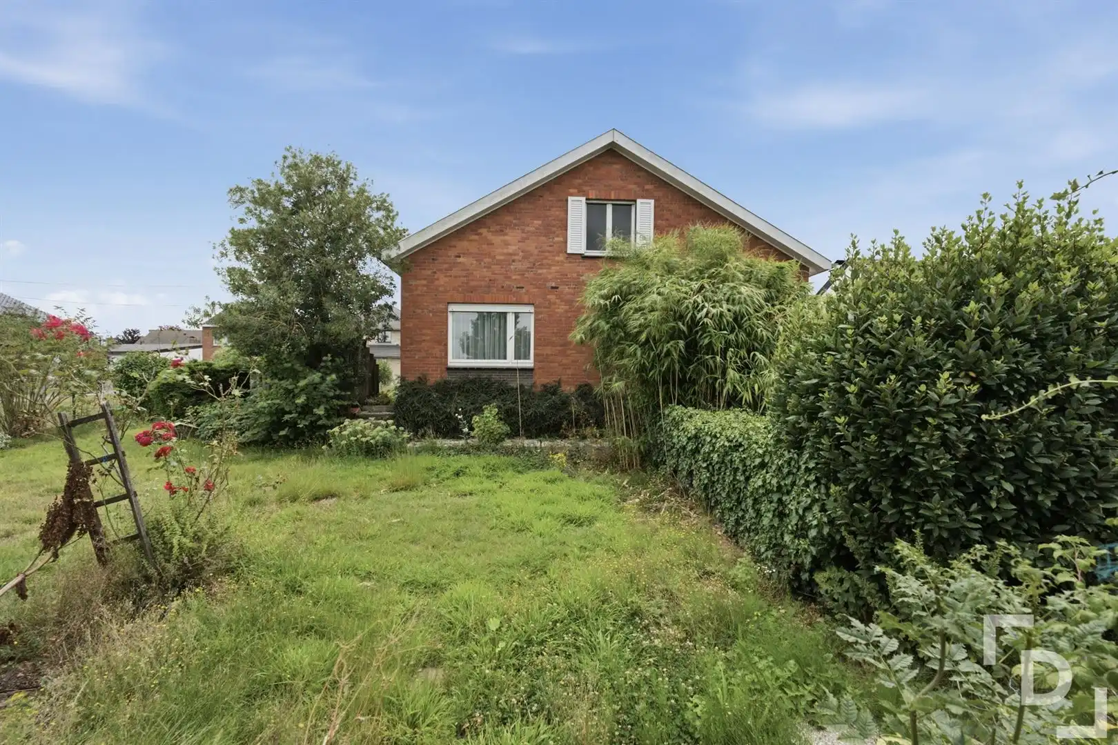 Losstaande woning met landelijke verzichten te koop in Ieper. foto 23