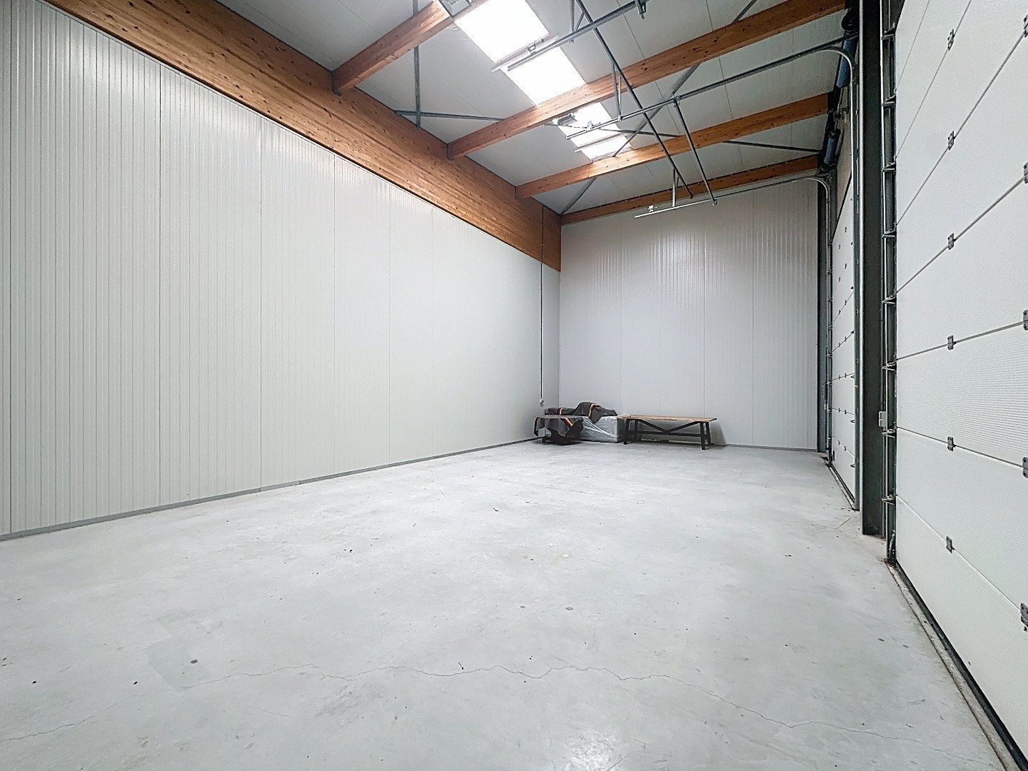 Praktische bedrijfsloods met dubbele poort te koop foto 8