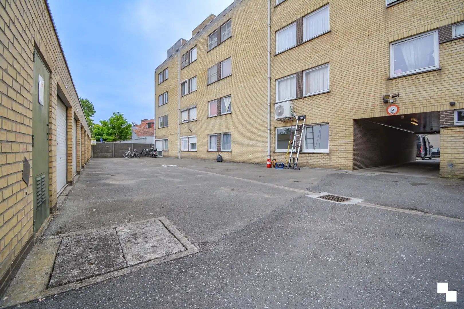 Garage met kantelpoort op vlot bereikbare ligging te Roeselare foto 3