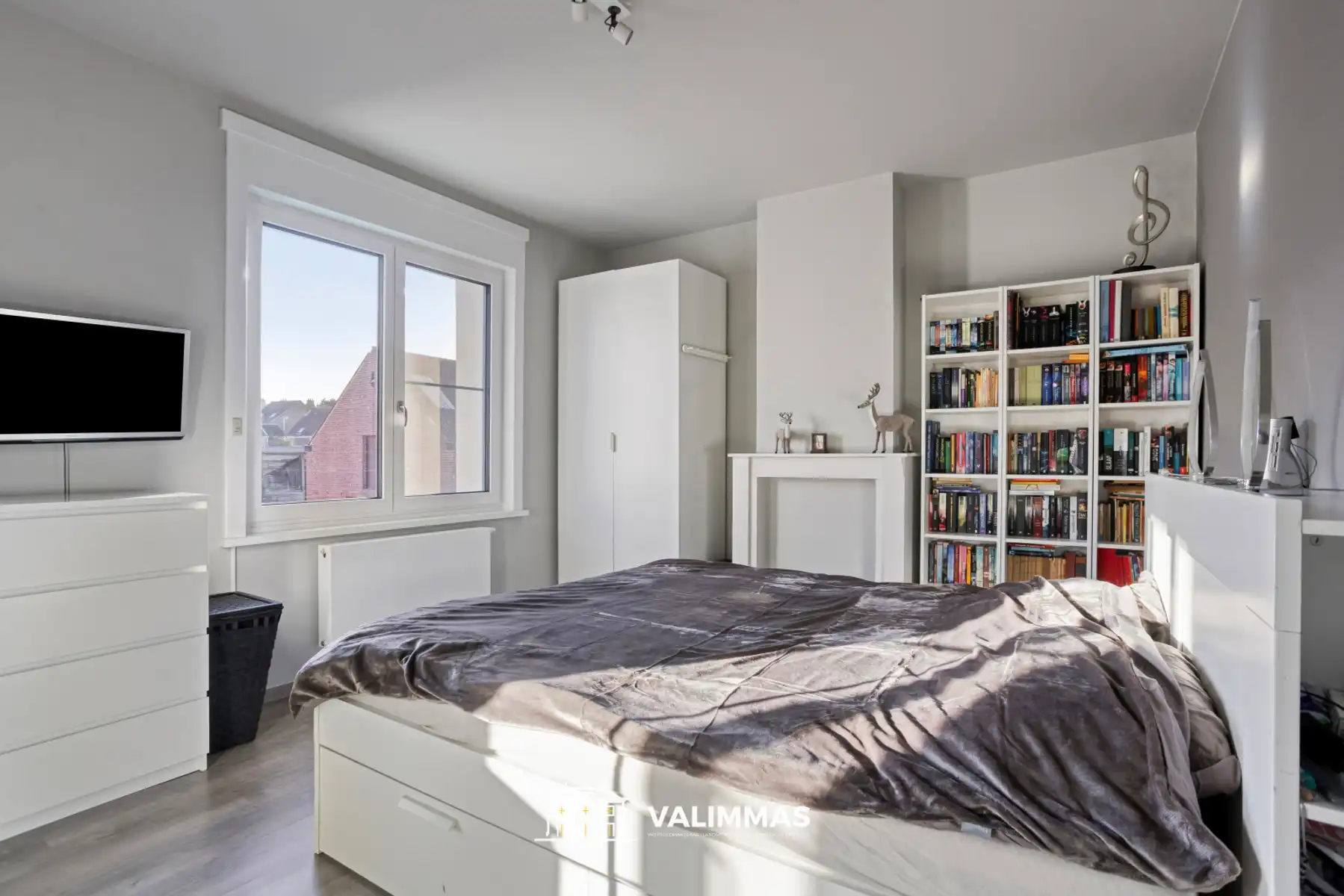 Totaal gerenoveerde woning met parking en mooie tuin... foto 16