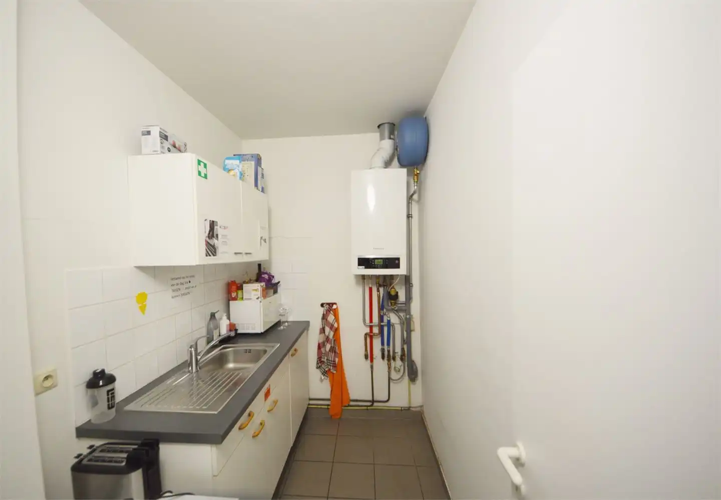 INSTAPKLAAR GELIJKVLOERS INCL. 3 PRIVE PARKINGS NABIJ E40 EN PARKLAAN foto 15