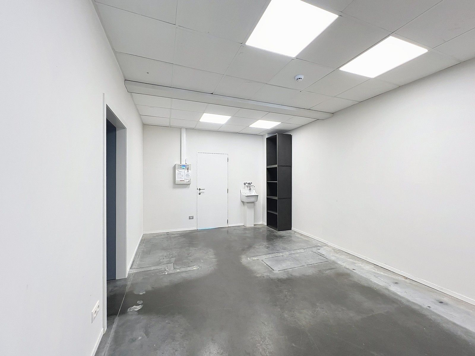 Modern (energiezuinig) KANTOORGEBOUW (± 800m²) met 14 private parkeerplaatsen TE HUUR in Waregem (Beveren-Leie). foto 12