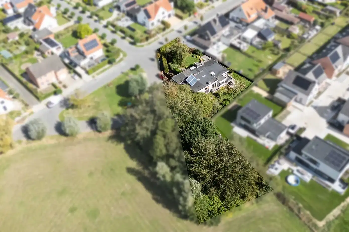 Ruime bungalow uit 1960 met panoramisch uitzicht en groene tuin in Zwevegem foto 4