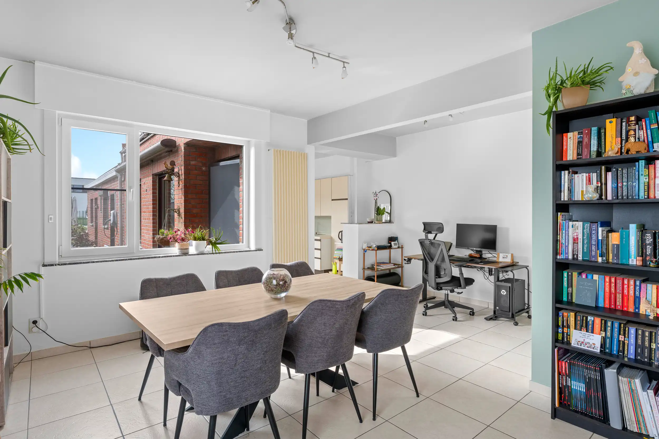 Ruime gezinswoning met 4 slpk, zonnepanelen & zonnige tuin foto 5