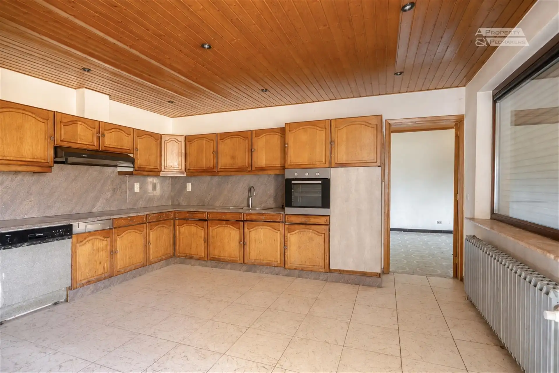 Ruime vrijstaande woning, omgeven door groene weilanden en op wandelafstand van het dorp. foto 8