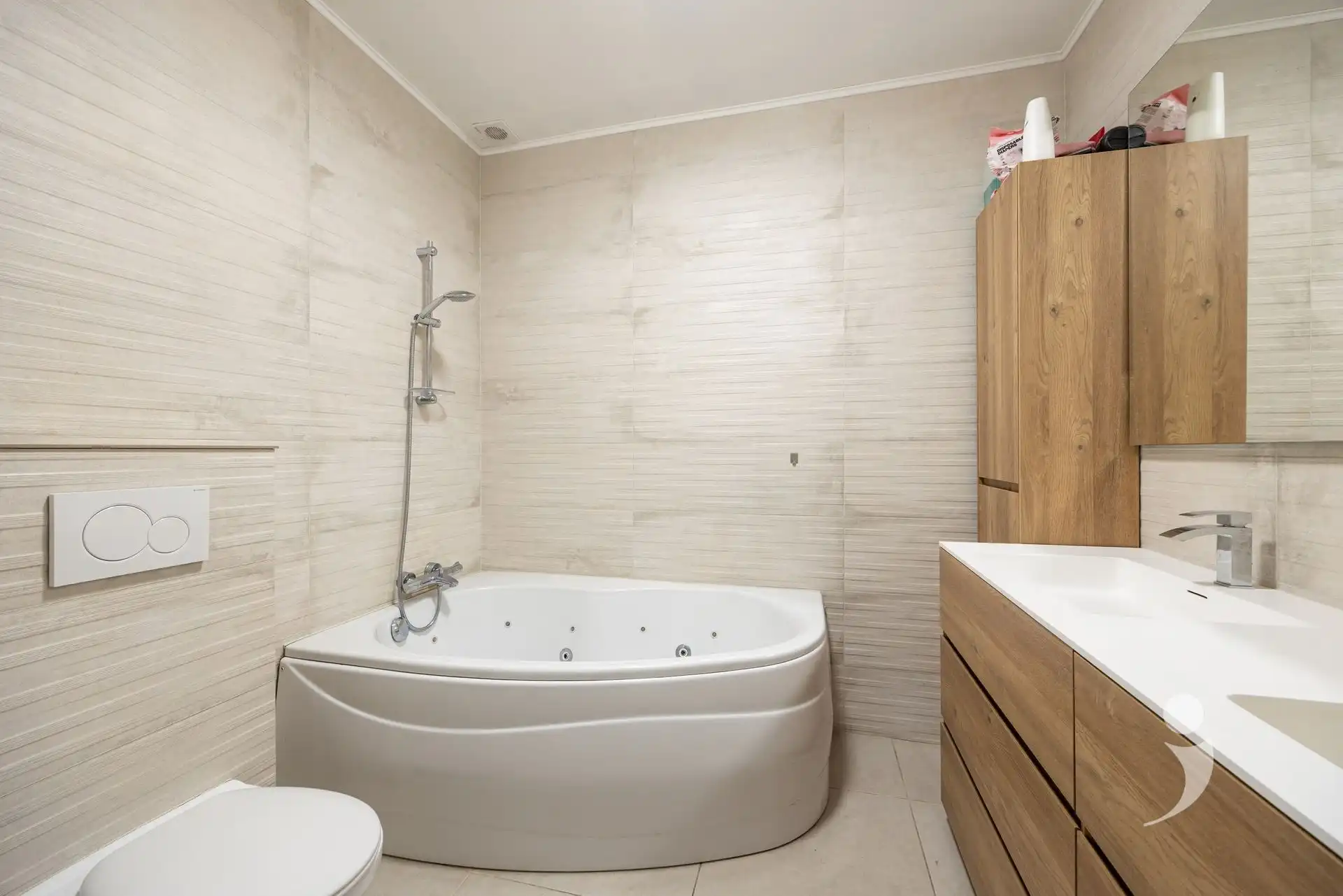 Gerenoveerde bungalow met zwembad in een rustige woonwijk foto 19