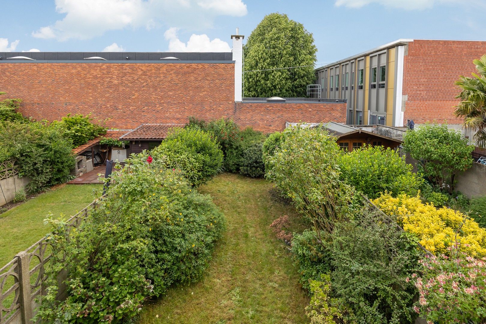 EENGEZINSWONING MET TUIN foto 18