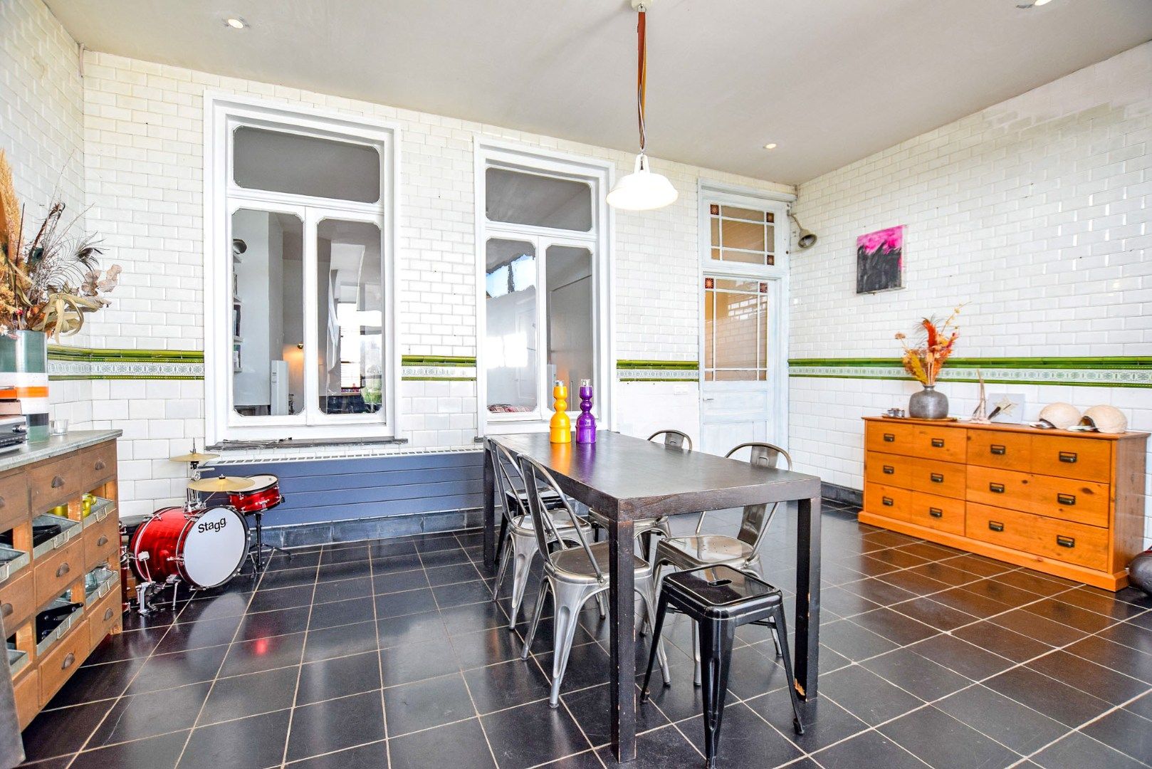Met smaak gerenoveerde woning op een perceel van 747m² met toegang langs de zijkant. foto 10