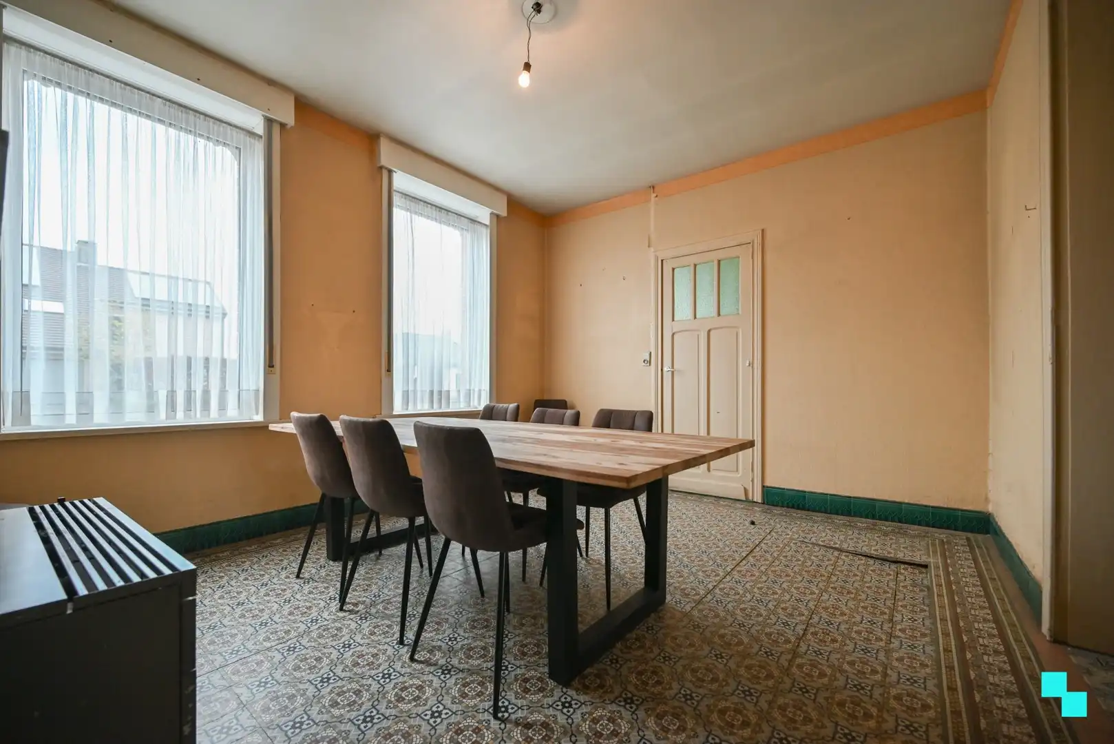 Te renoveren gezinswoning met ruime opslagruimte/garage foto 9