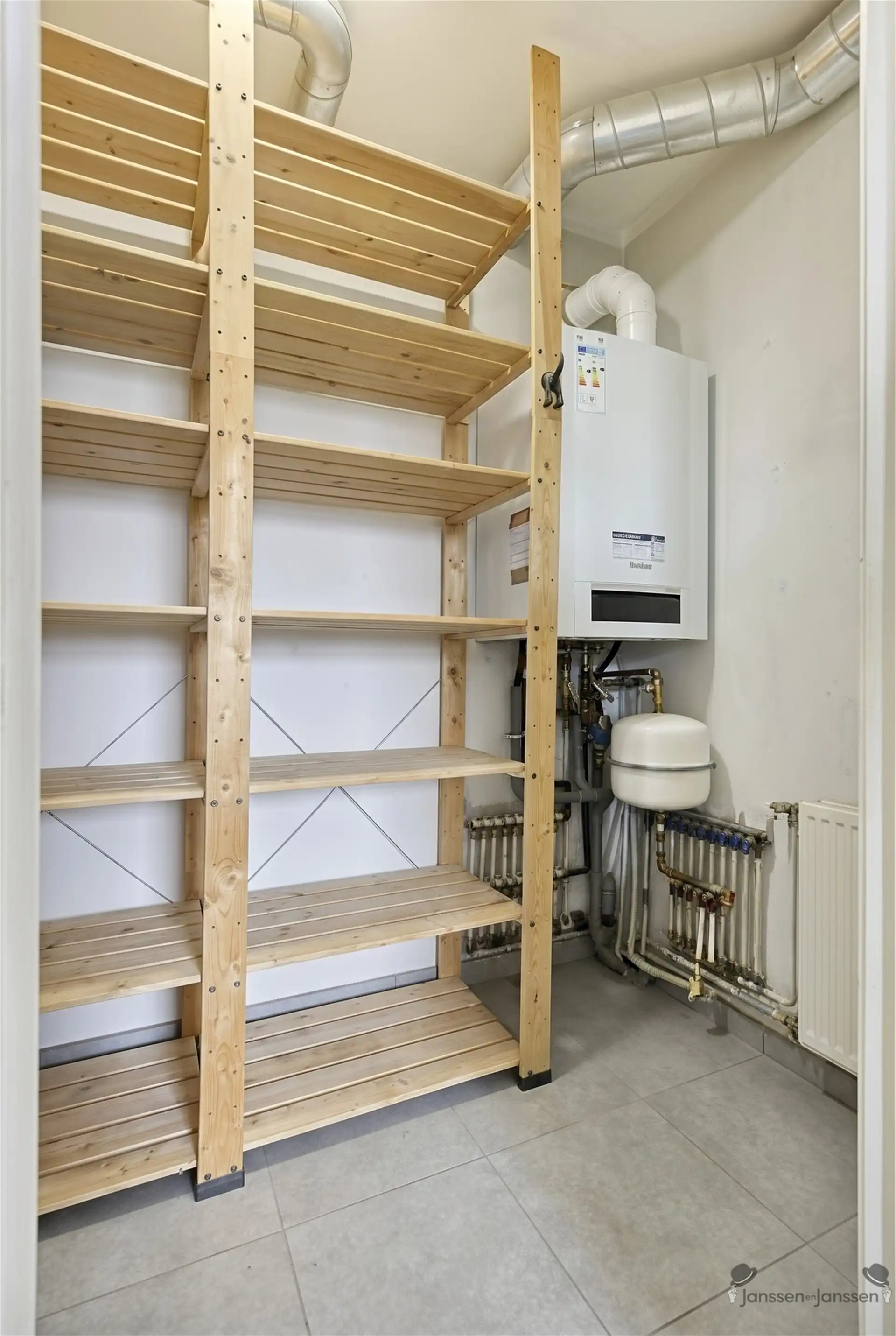 Ruim appartement met 3 slpk's, terras en 2 ondergrondse staanplaatsen foto 6