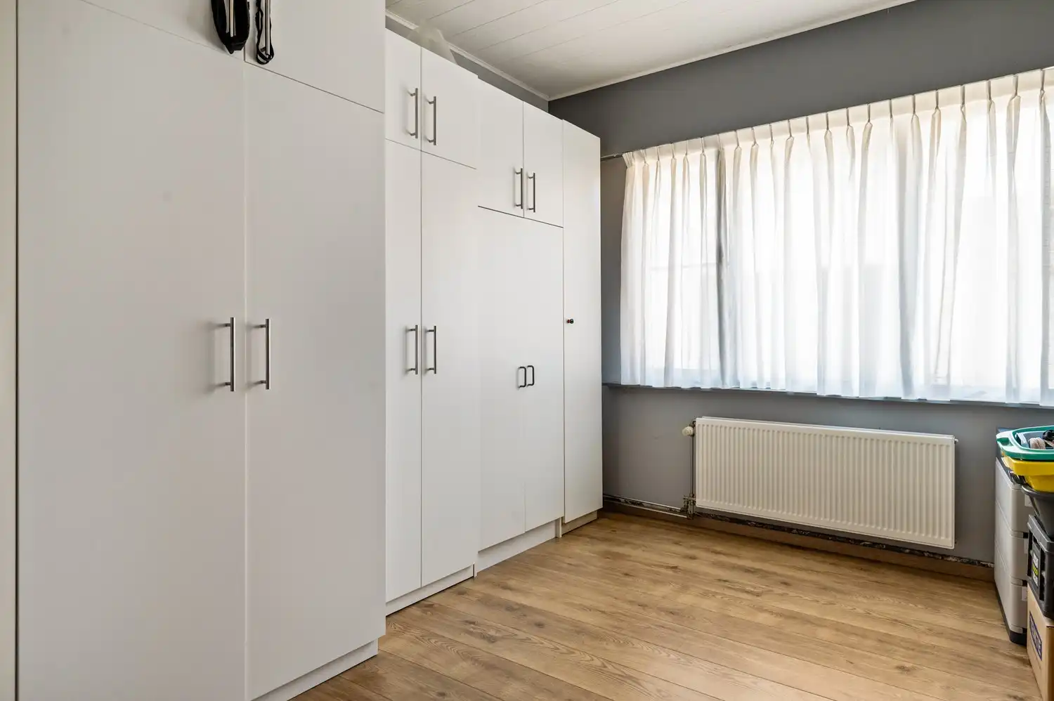 Ruime woning met 3 tot 4 slaapkamers en 3 autostaanplaatsen in een rustige straat foto 8