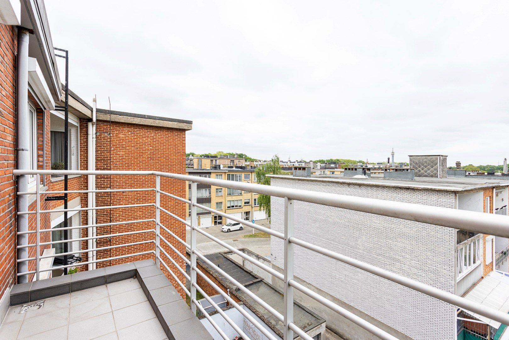 Te renoveren 2-slaapkamer appartement met terras! foto 2