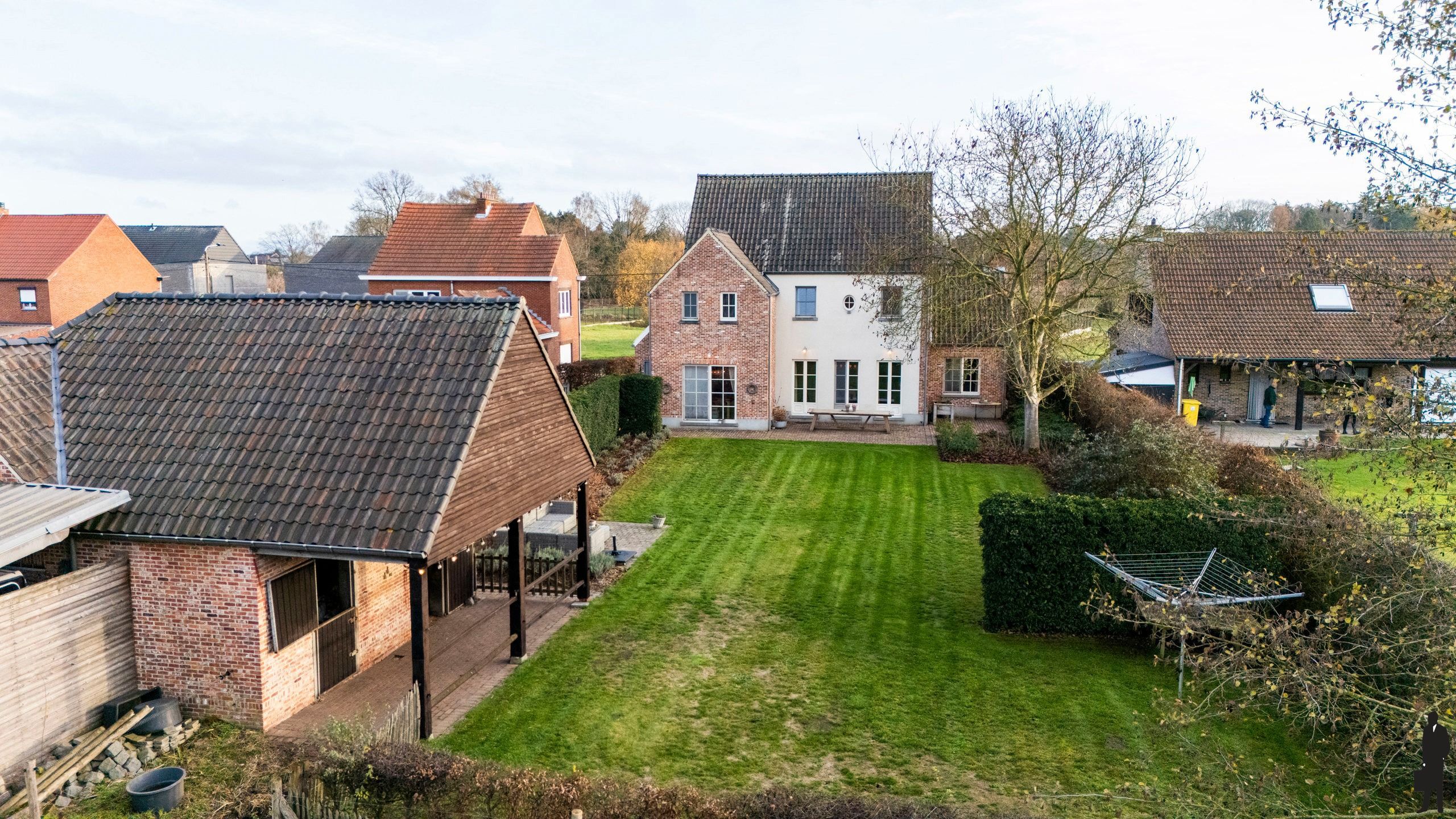 Villa met 4 tot 5 slaapkamers, weiland en paardenstallen (2) foto 35