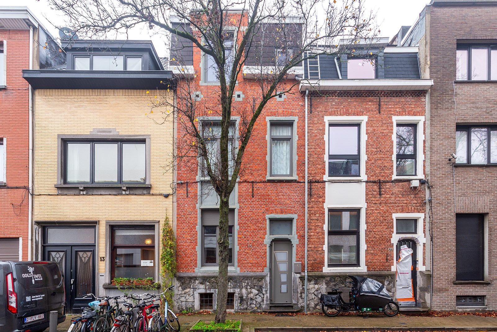 Ruime woning met 3 slpk en een tuin, in een bruisende buurt foto {{pictureIndex}}