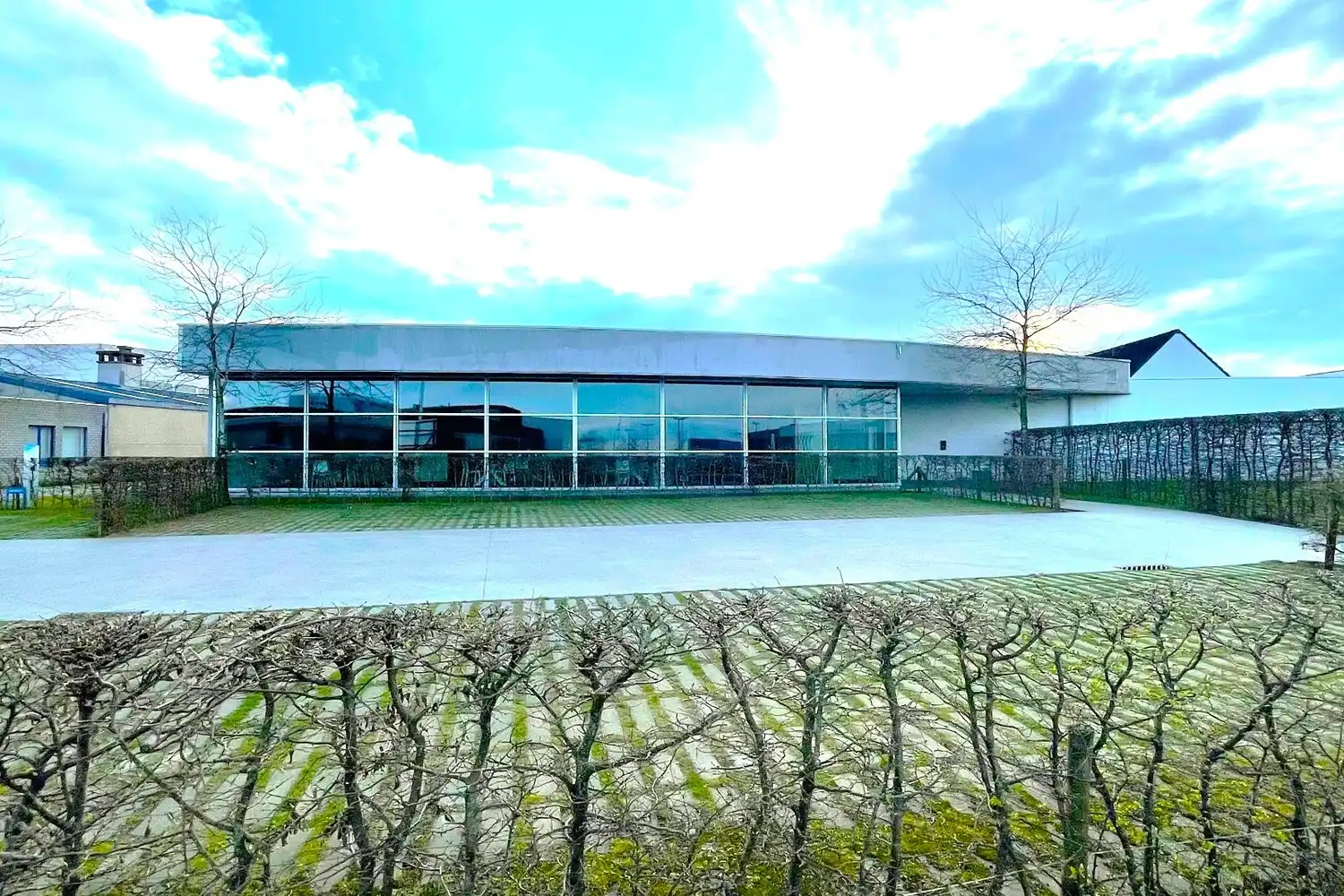 bedrijfsgebouw | 960m² showroom, kantoren en 840m² magazijnruimte. foto 2