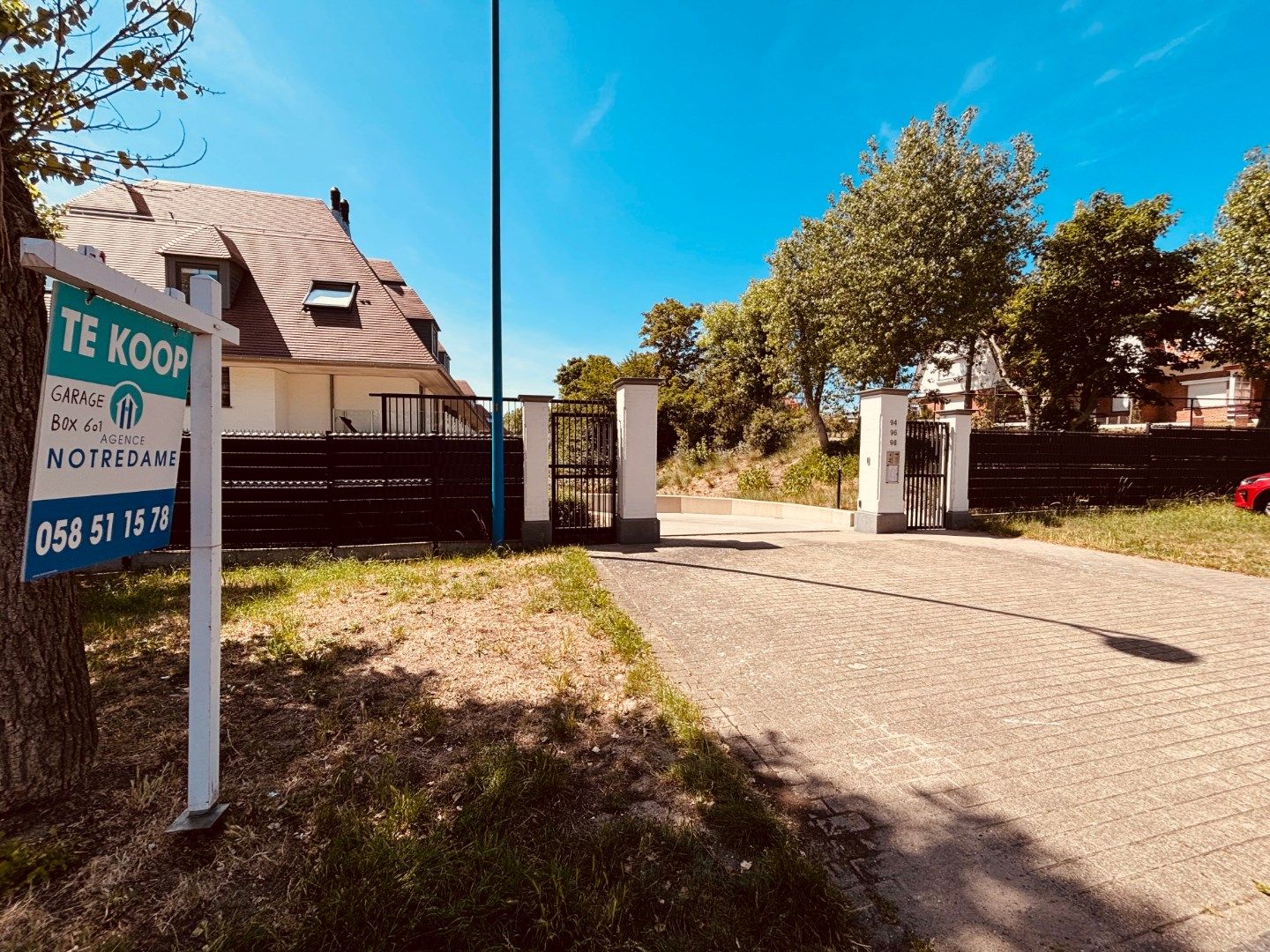 GARAGEBOX met sectionale poort in domein 'Koningshof' foto 2