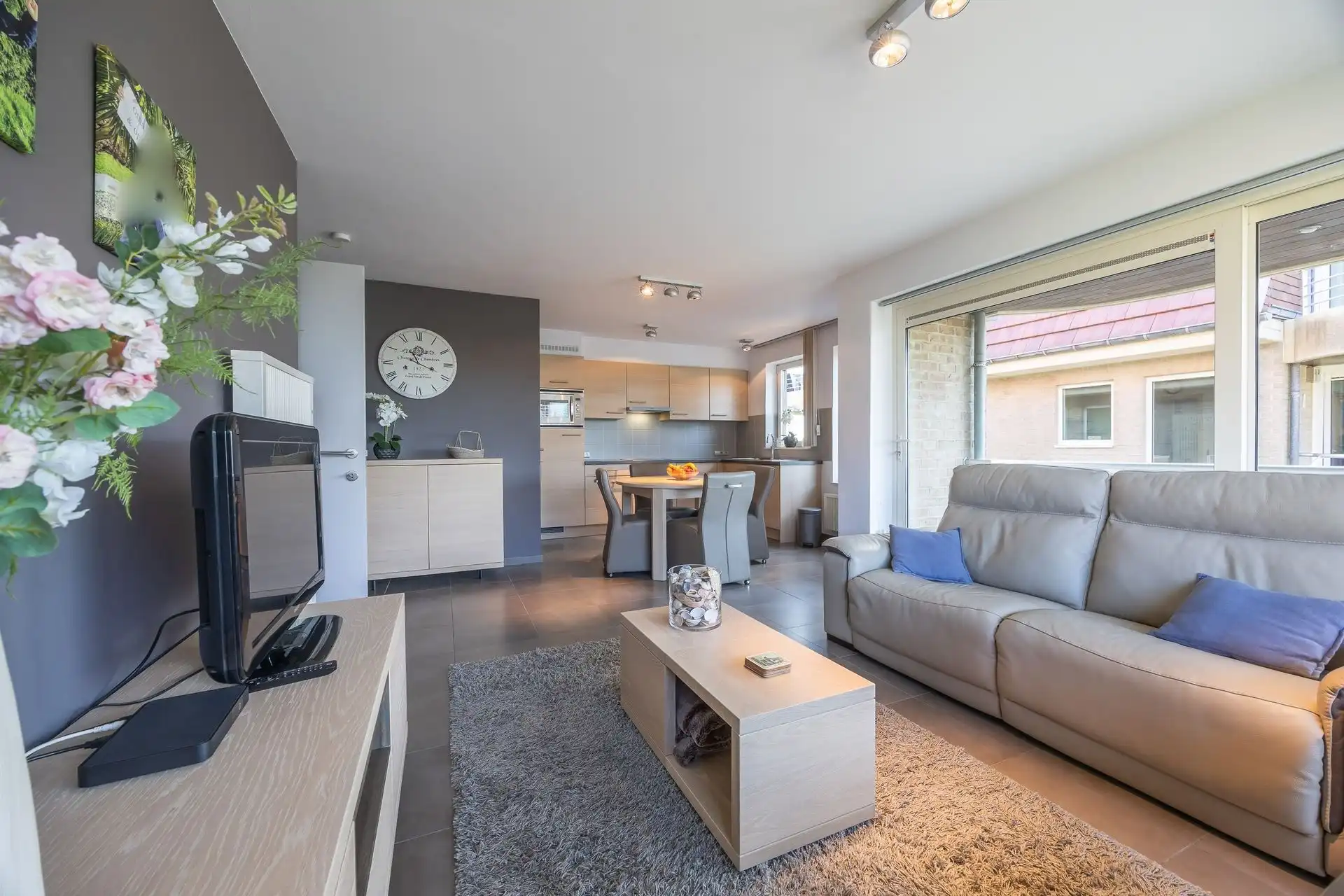 Zonnig 2 slpk hoekappartement met zuidgericht terras, garagebox, kelder en staanplaats foto 2