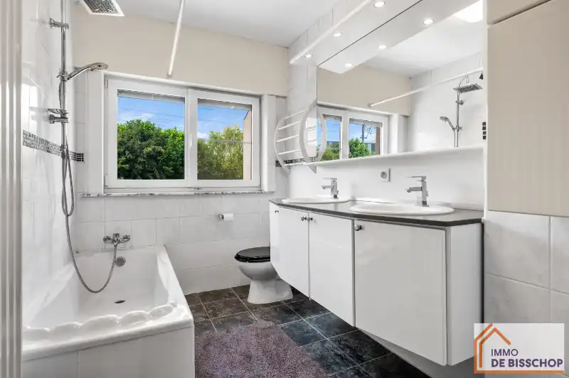 Instapklare woning met 3 slaapkamers, tuin en garage foto 12