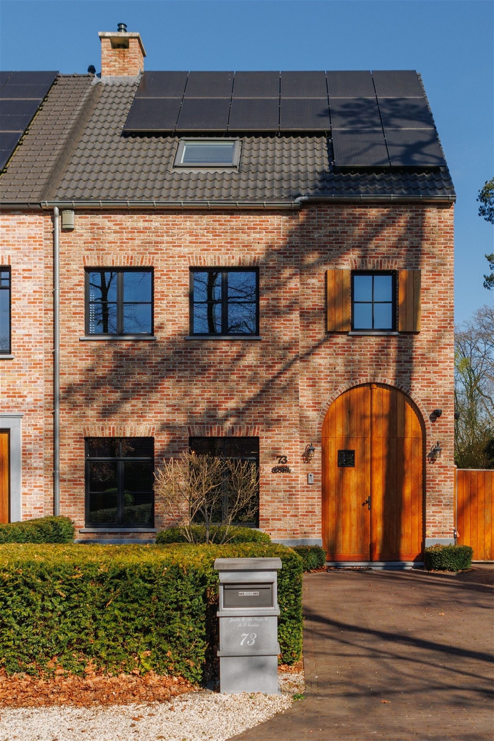 Eigentijdse luxe half open woning in een rustige setting foto 42