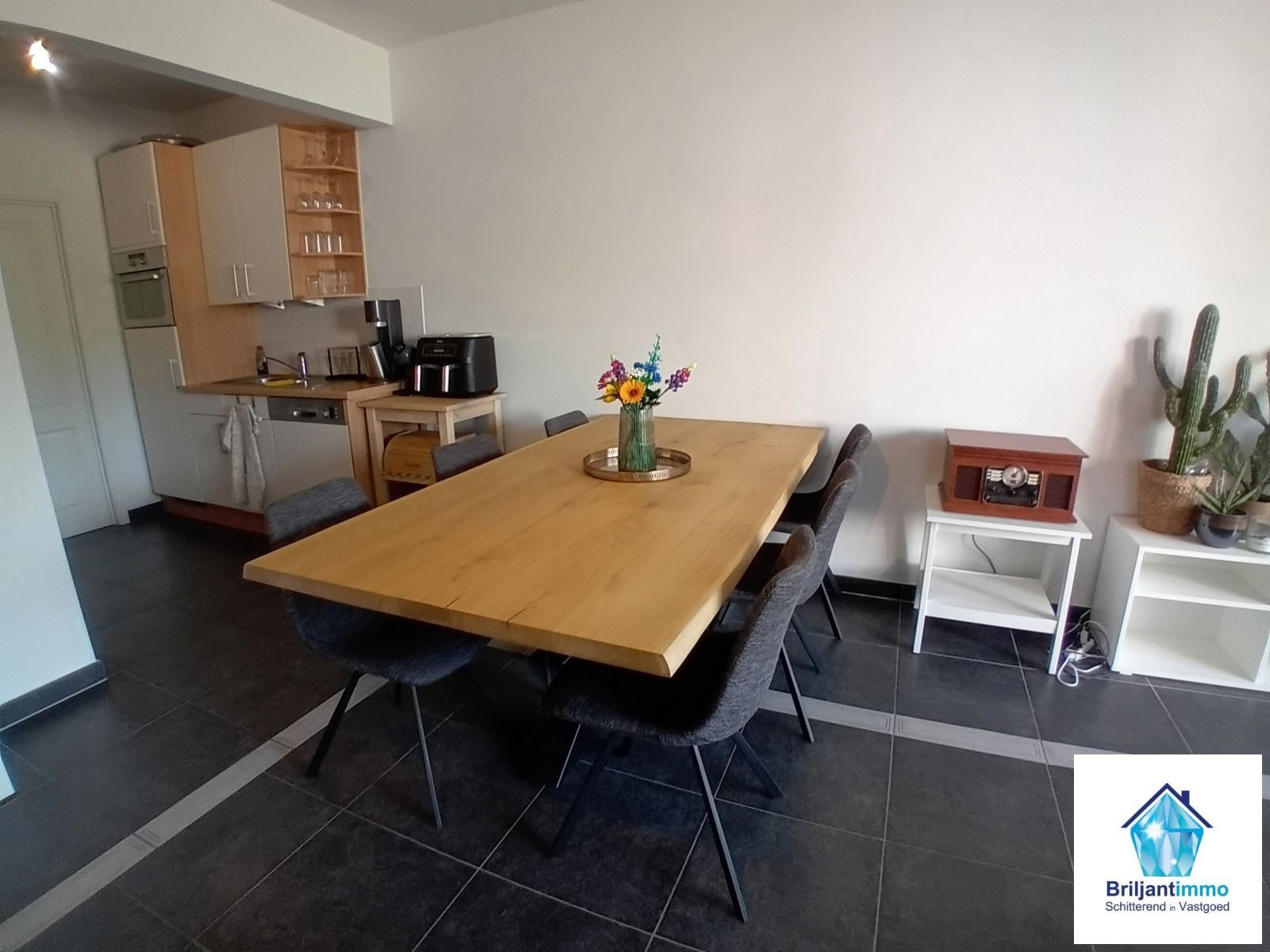 Lichtrijk appartement met 1 slp, knus terras en parking foto 5