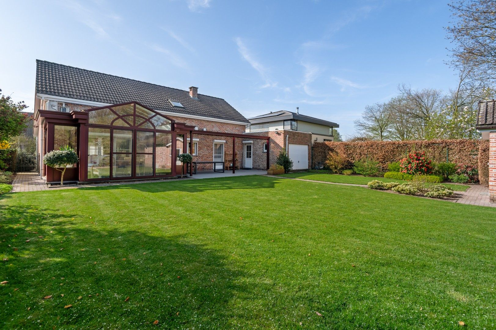 Aangename villa met heerlijke veranda in doodlopende straat foto 4