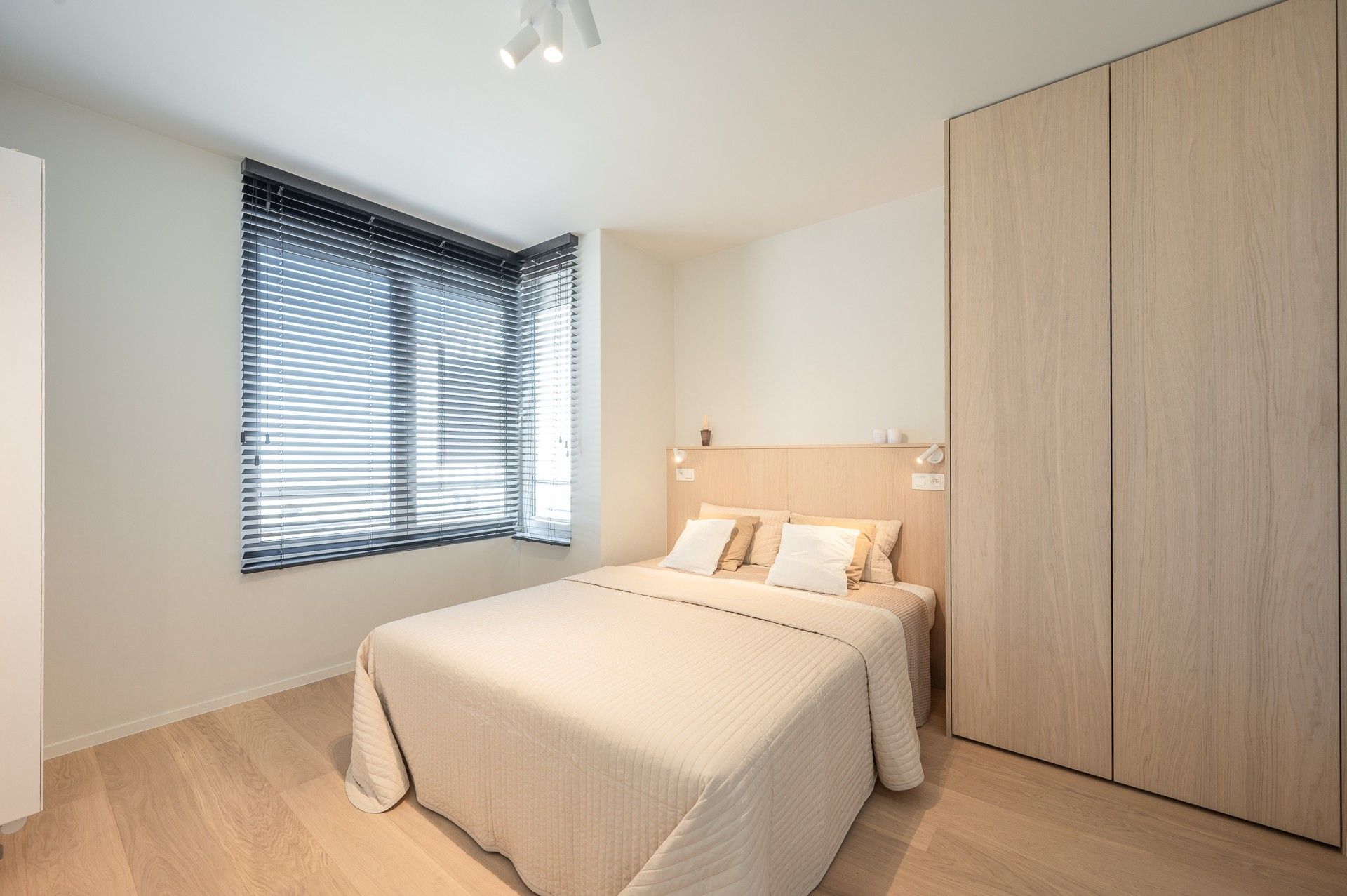 Luxueus gerenoveerd appartement met frontaal zeezicht in Heist foto 10