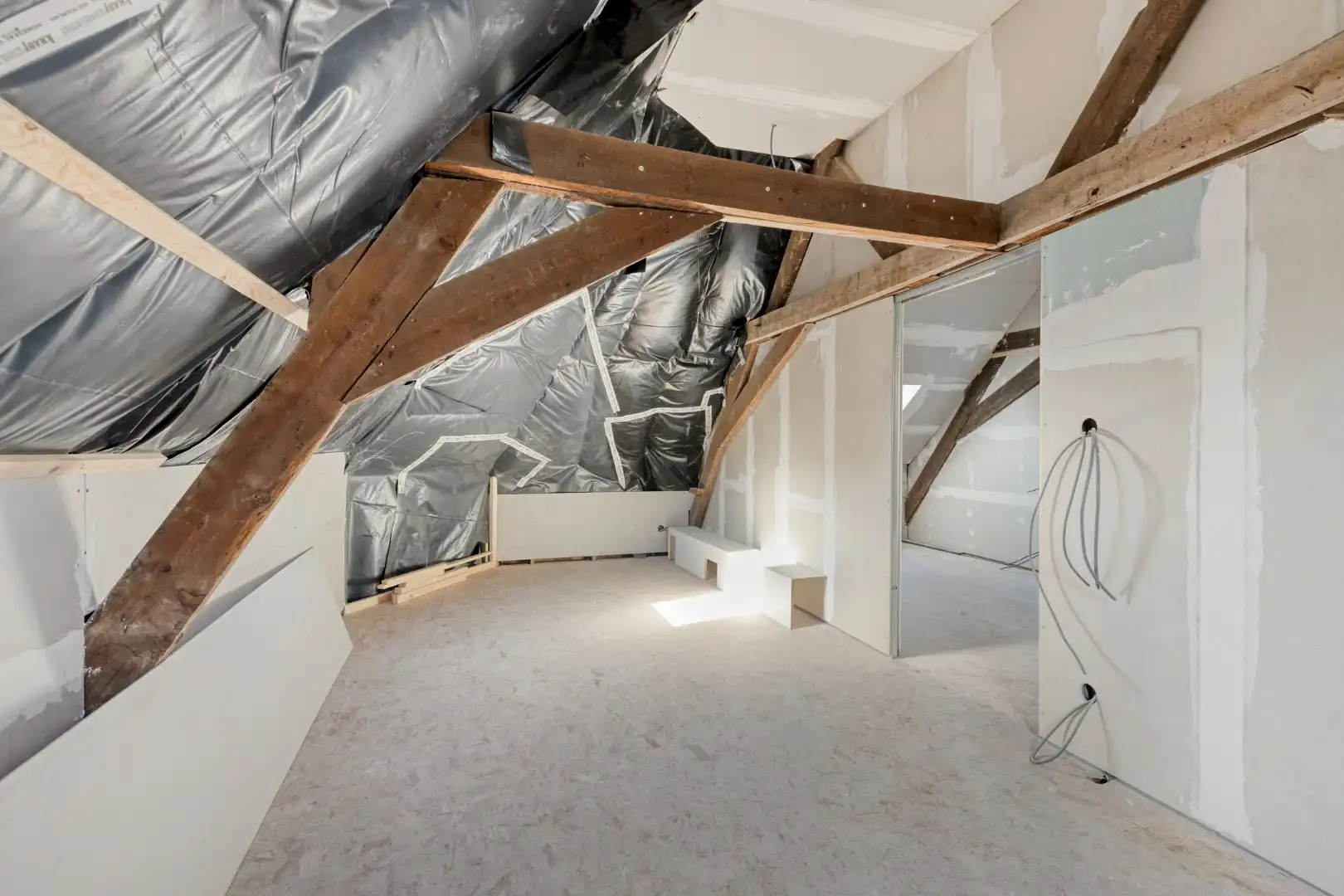 Commercieel pand met verder af te werken appartement en garage op topligging! foto 19