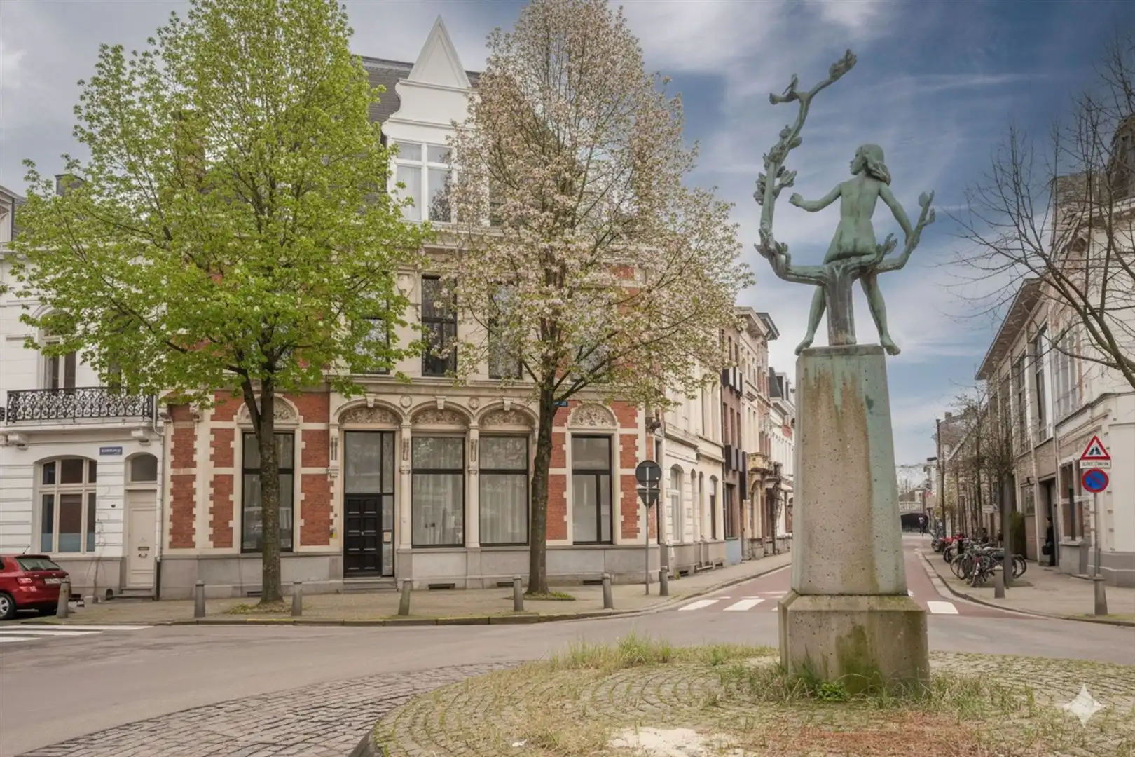 Majestueus burgerhuis met studio foto {{pictureIndex}}