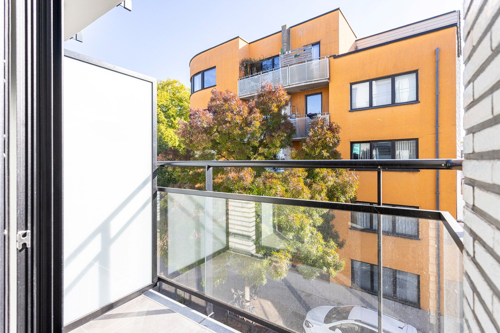 Volledig gerenoveerd (vernieuwbouw) 3-slaapkamer appartement met terras! foto 7