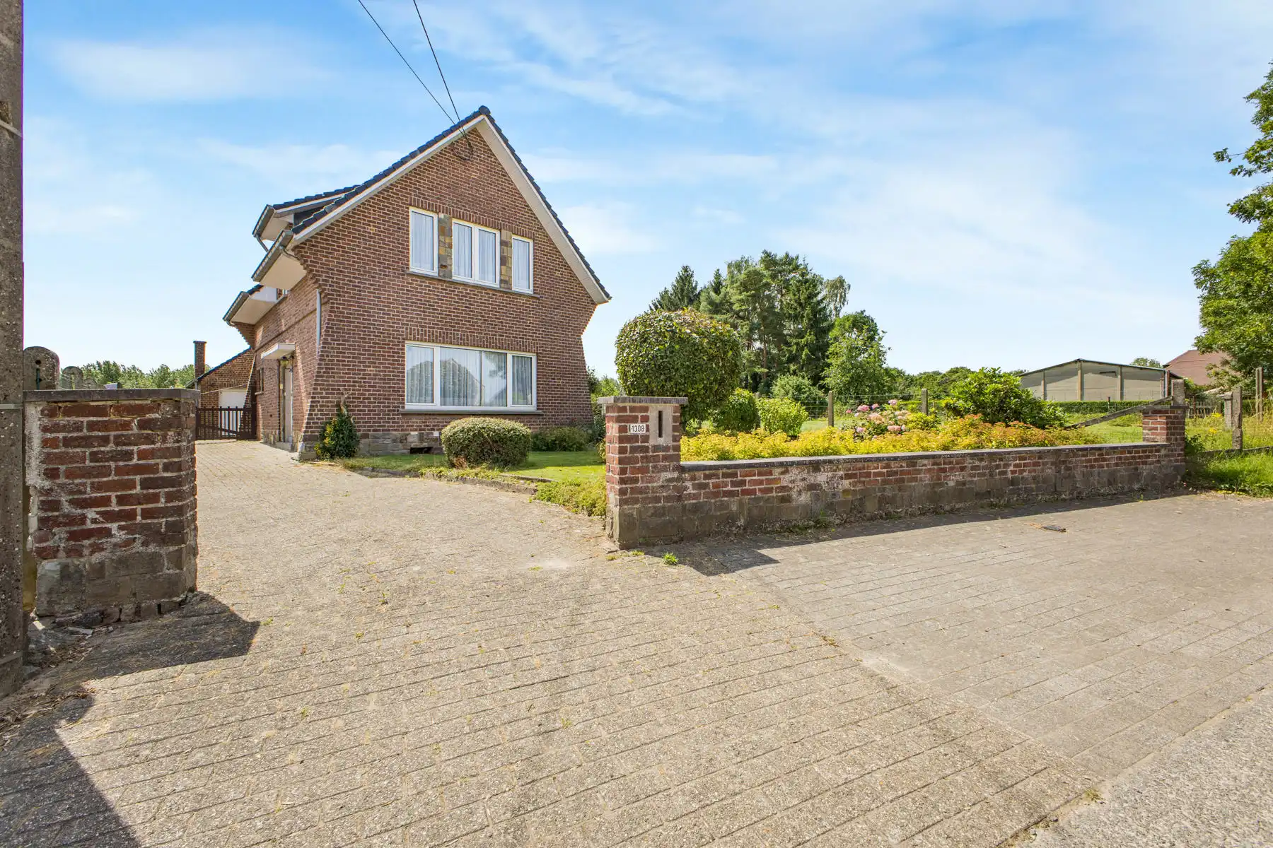 Gunstig gelegen alleenstaande woning met prachtige tuin foto 2