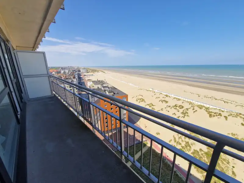 PANORAMISCH ZICHT OP ZEE vanop verdieping 14 foto 8