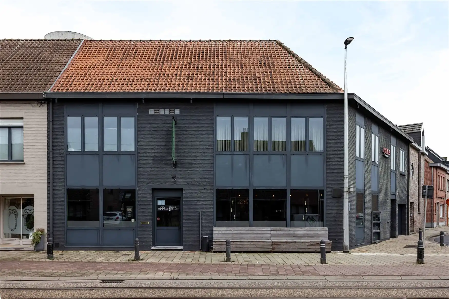 Horeca-eigendom met bovenliggend appartement foto {{pictureIndex}}