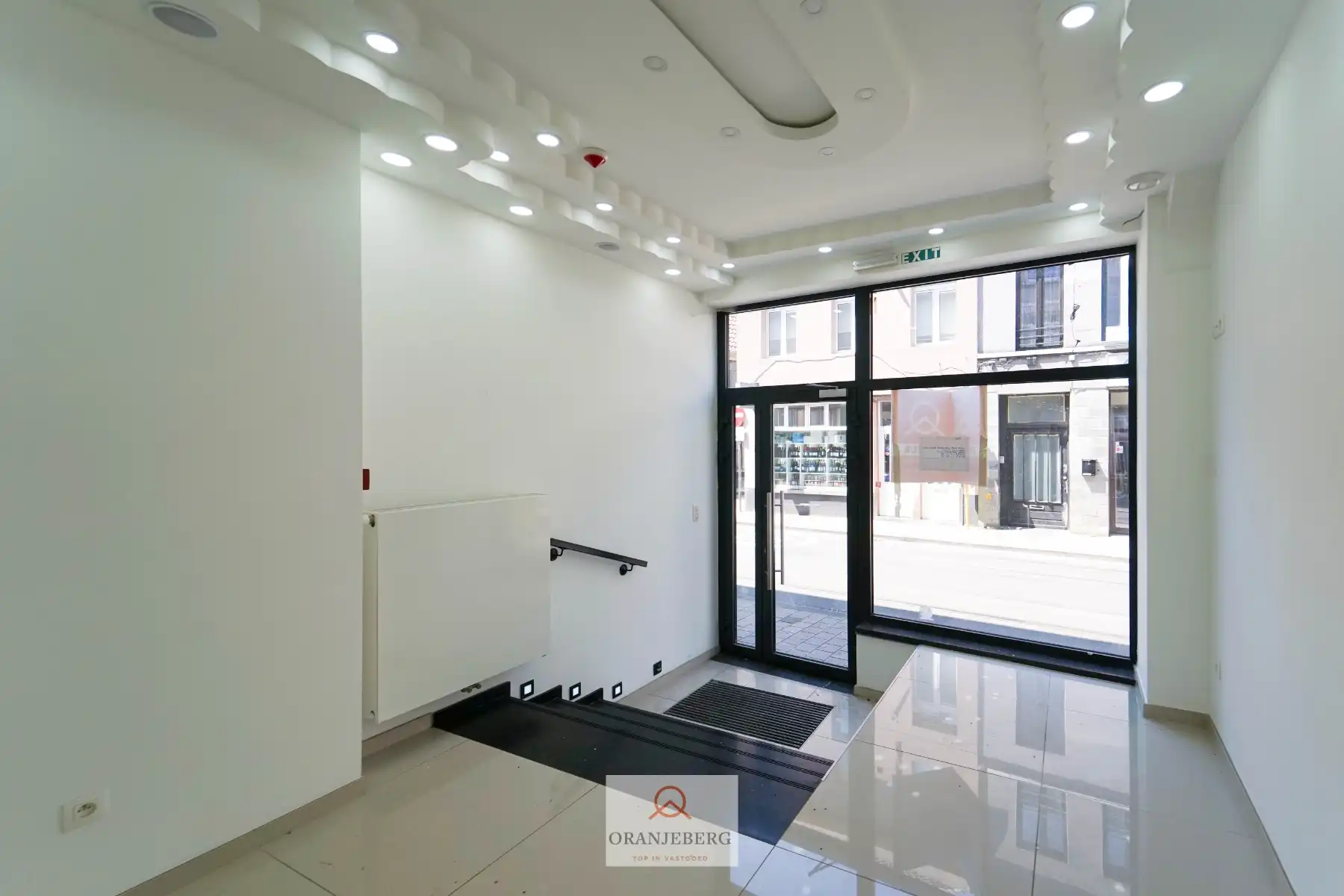 Recent volledig gerenoveerd handelspand (+-280m²) in Sleepstraat TE HUUR met een moderne uitstraling. foto 2