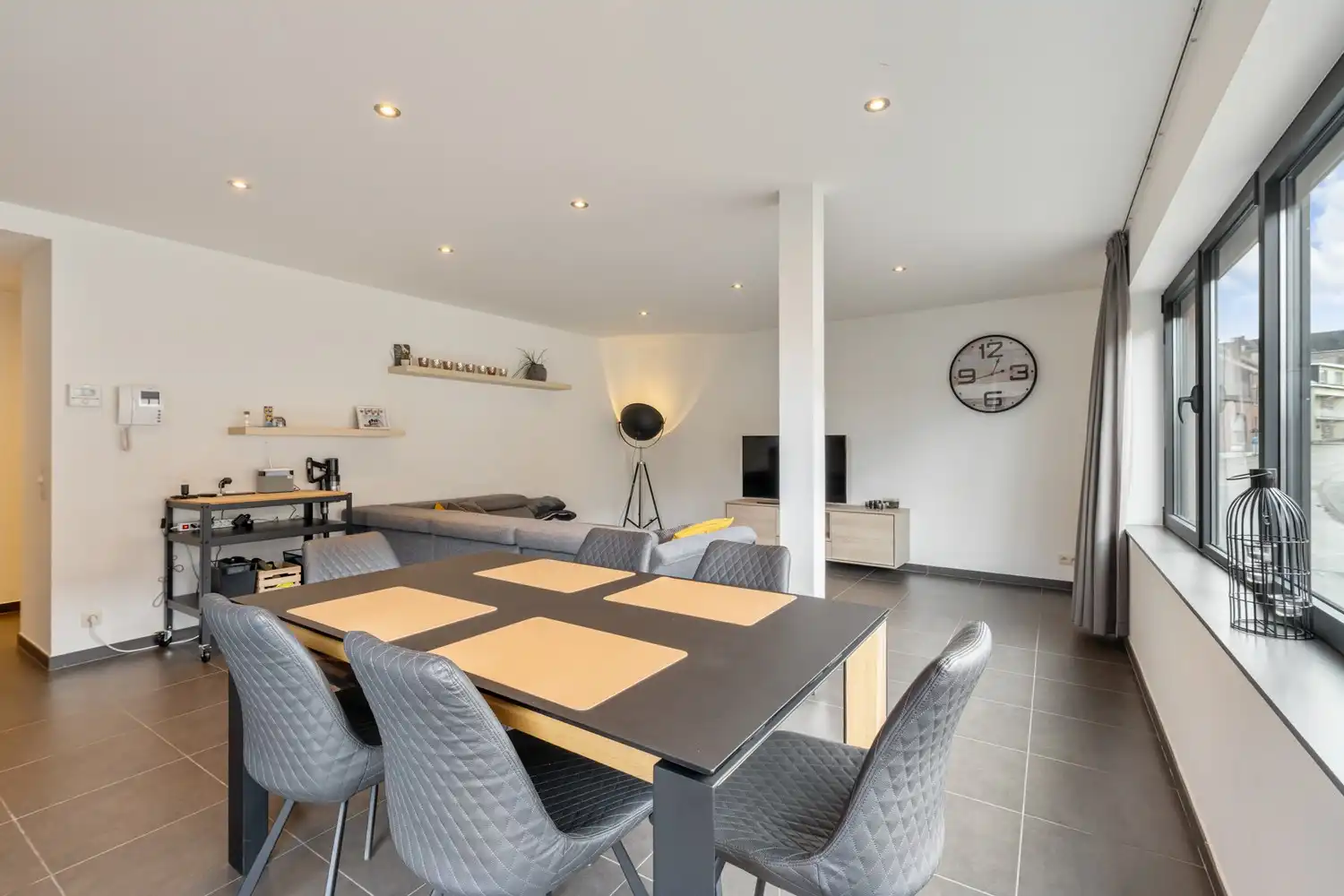 Ruim, modern appartement met huiselijk comfort en dubbele garage in hartje Herderen foto 5